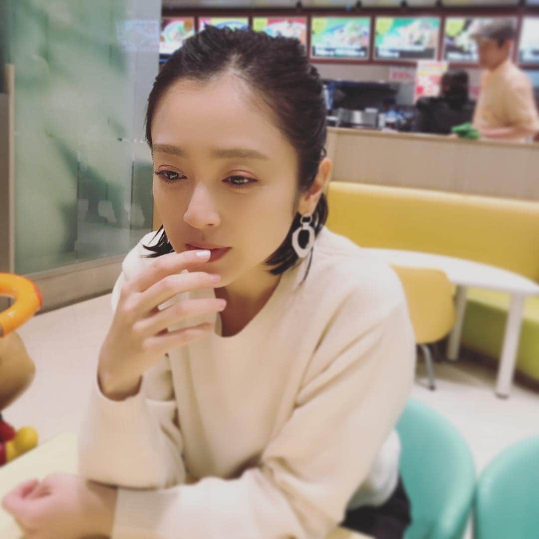 安達祐実さんのインスタグラム写真 - (安達祐実Instagram)「💛💚💛 人の食べているクレープを、 羨ましそうに眺める。。。」2月2日 22時42分 - _yumi_adachi
