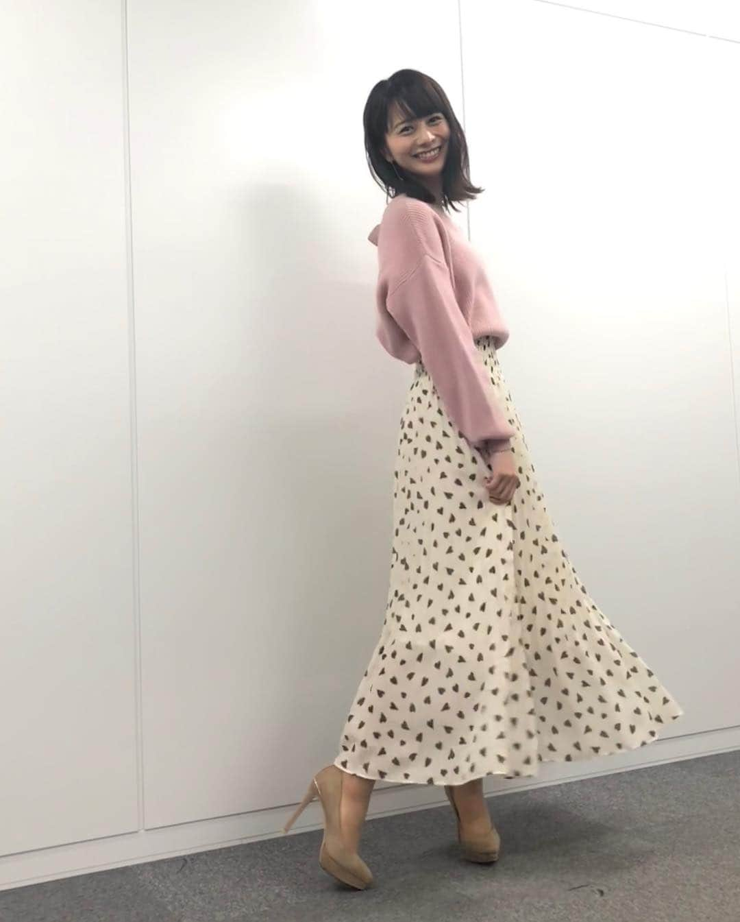 高見侑里さんのインスタグラム写真 - (高見侑里Instagram)「◡̈♥︎ こちら、BS11の衣装です👗 トップス… #FreesMart スカート…#JILLbyJILLSTUART ピアス…#grosse パンプス…#FLAGJ * 休憩時間にいちごのケーキをいただきました🍓♡」2月2日 22時48分 - yuri_takami_official