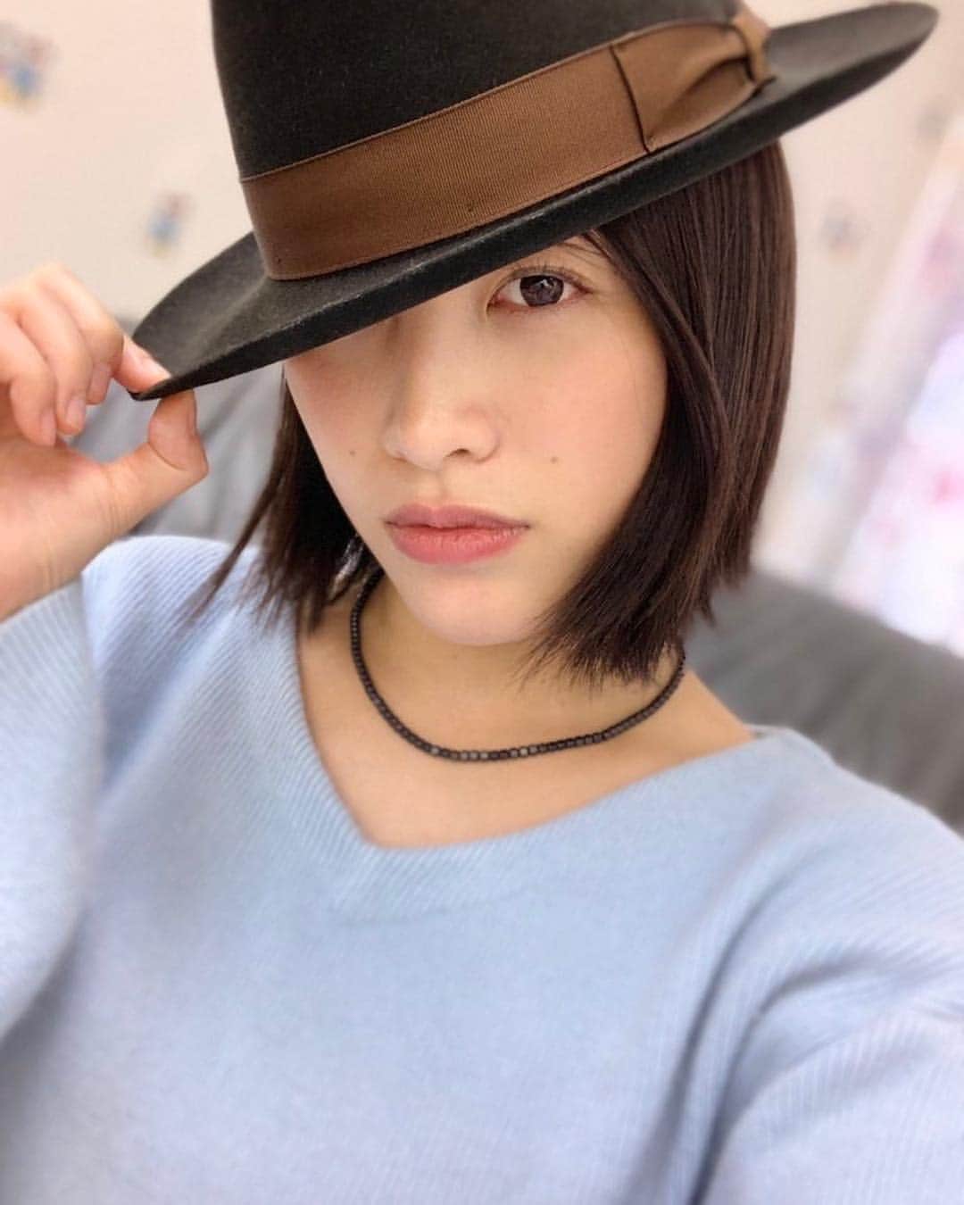 のインスタグラム：「#撮影会 #どうもありがとうございました #節分 っぽいもの #恵方巻 #春っぽい もの #桜餅 など，差し入れも #ありがとうございます☺︎︎ #あっという間 #楽しかった ♡ . #ファンの方 の #ハット を借りて，#美弥るりか さんが話してた #被り方 を #真似 てみたけど…全然 #タカラジェンヌ っぽく見えないよね😭💔 #右目 #隠す #男役 #帽子 #似合う 人が #うらやましい . #hat #av女優 #春原未来 #snidel #コラントッテ #ポートレートモード」