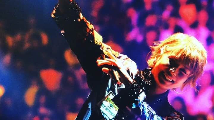 のインスタグラム：「この軽快な曲調のチャンカパーナから低音で繰り出されるJUMP AROUNDに変わる瞬間。 #昼の顔から夜の顔に移り変わるように . 4人の表情や醸し出す雰囲気がガラッと変わるこの瞬間が一番かっこいい🥺 #サングラス増田さん登場 #アンコールではサングラスをかける瞬間を双眼鏡で見ていた #どんな瞬間見てるの自分 #マニアック #シゲちゃんの腰を落とすダンスかっこよくて好き #増田貴久」