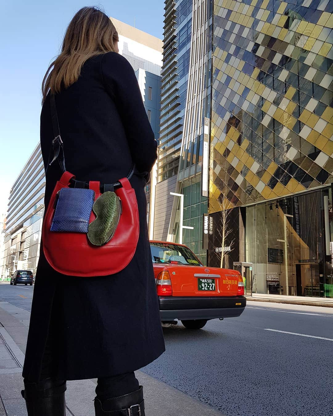 ジョン リベのインスタグラム：「Blue sky in Tokyo . . . . . . . . #johnribbe#ginza#ginzasix#g6#tokyo #handbag#bag#showroom#bags #handbags#japan#charmbag#fashion#croco#sac#handtasche#mode#style#fashionista#streetsoftokyo#bagaddict#baglover#fashionlover#leatherbag#charms#createur#design#coolbag#colorful#redcab」