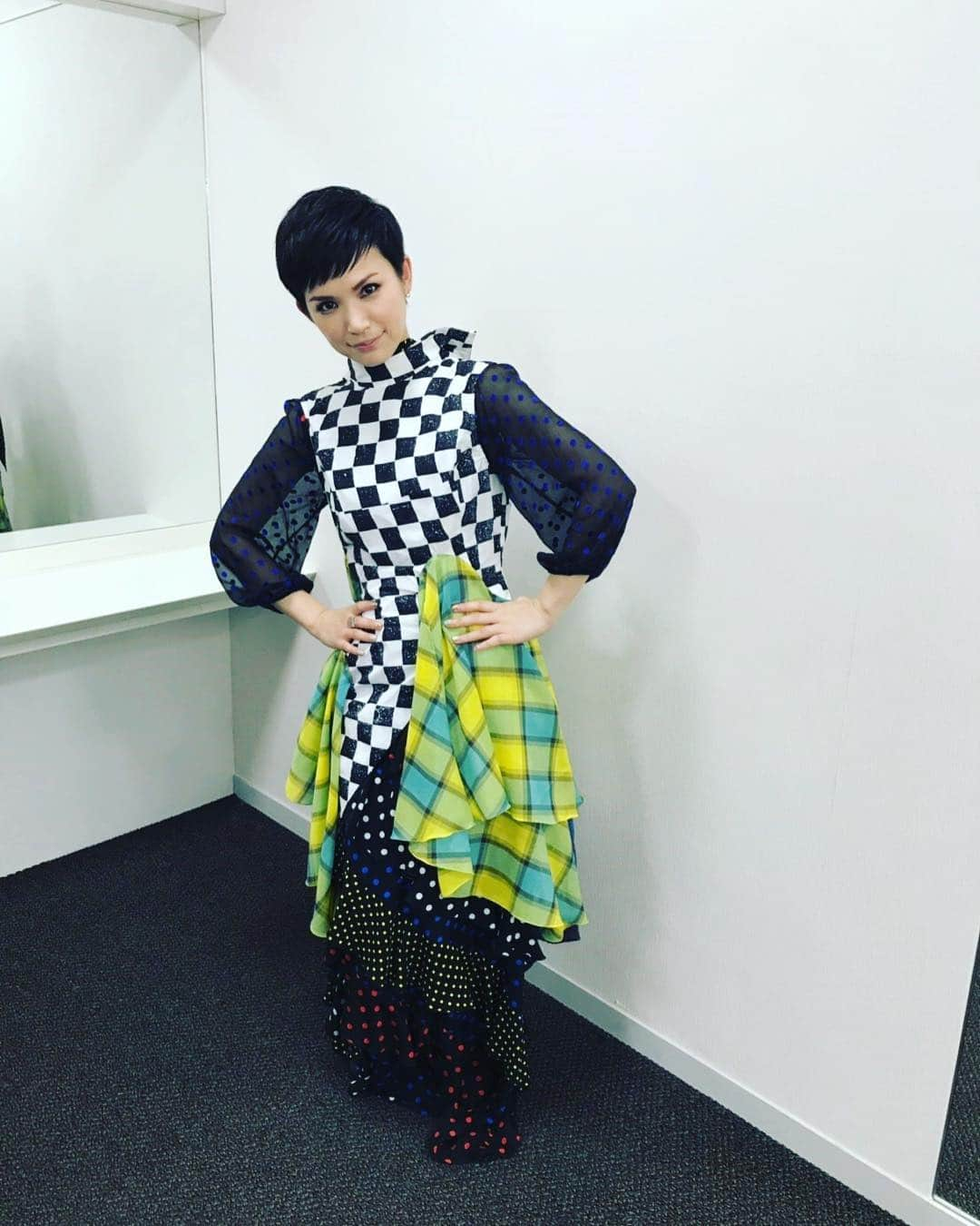 Superflyさんのインスタグラム写真 - (SuperflyInstagram)「Mステ衣装でした。 古着と新しいお洋服の重ね着。あがる。 無茶な提案も受け入れてくれるスタイリストさんに感謝でした。  ツアーの日程も発表になりました。 遊びに来てね。」2月3日 12時03分 - superfly_shiho