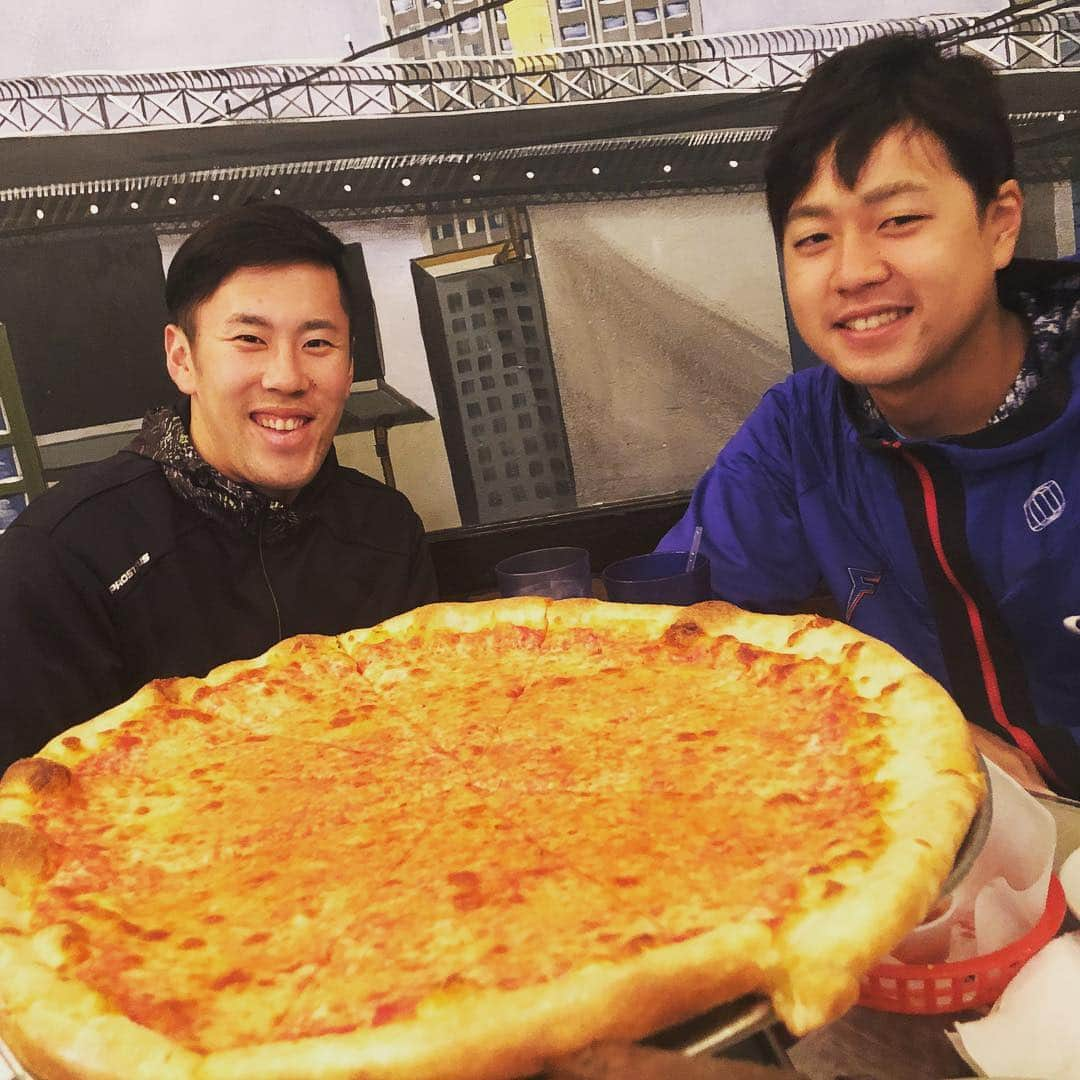 秋吉亮さんのインスタグラム写真 - (秋吉亮Instagram)「西村くんと堀くんとご飯(^^) アメリカのピザはデカすぎるわ！！！ #北海道日本ハムファイターズ #アリゾナ #キャンプ #ピザ #ピッツァ #pizza #秋吉亮 #西村天裕 #堀瑞輝」2月3日 12時13分 - ryo.akiyoshi_14