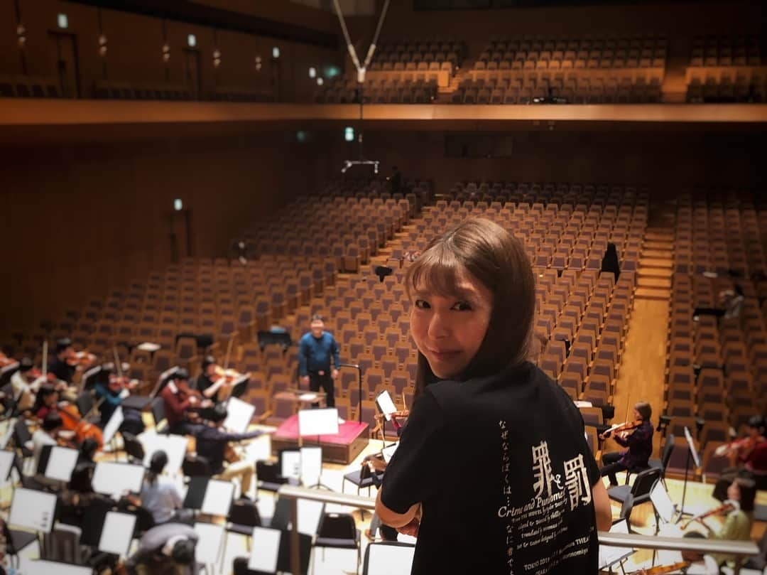 新倉瞳さんのインスタグラム写真 - (新倉瞳Instagram)「Today I’m going to perform Elgar Cello Concerto! ・  今日は杉並公会堂大ホールにて、エルガーのチェロ協奏曲！  ゲネプロは罪と罰Tシャツで。  実は、ポルフィーリがラスコリニコフの部屋を訪ねた後にロウソクの灯を見たときの音楽(和音)は、エルガーのチェロ協奏曲の冒頭からインスピレーションを受けて生まれたのです😉🔥 イギリス人の作曲家のパディさんと、イギリス人の作曲家エルガーさんのチェロ協奏曲がレパートリーの日本人の私が出逢えて生まれた音…  かけがえのない人生だなあと。  今日も魂こめて、和田マエストロとオーケストラルゼルさんと奏でます💪🏻 ・ ・ #elgar #elgarcelloconcerto #cello #rehersal #gp #エルガー #罪と罰 #杉並公会堂」2月3日 12時51分 - hitominiikura