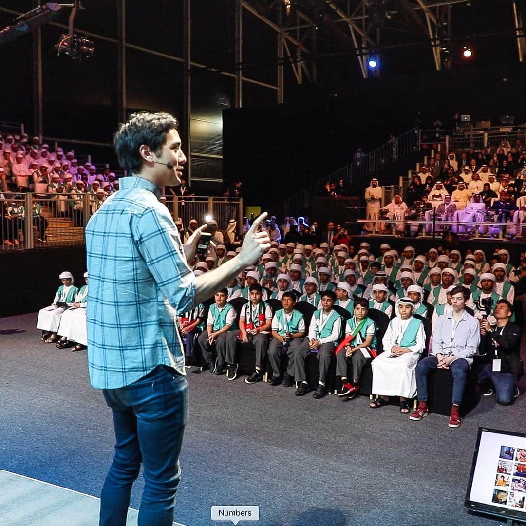 ザック・キングのインスタグラム：「It’s always amazing getting to meet new friends and fans when I travel! Hope to see you again in Dubai soon. 🌴#nstiuae」