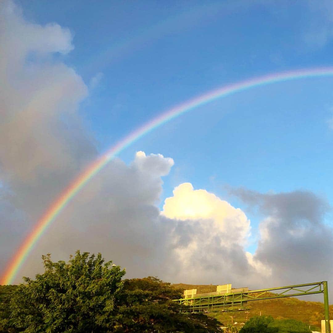 マキ・コニクソンさんのインスタグラム写真 - (マキ・コニクソンInstagram)「Bye Bye Rainbows for now!!👋🏼 空港に行く途中でダボー見れました！ お虹様とも暫しのお別れ。 毎日沢山のハッピーパワー頂きました！そして癒されました！有難う！🙏🏻 日本でも虹が見れるといいな！🌈🌈 #ハワイのおすそ分け🤙🏼 #日本はご近所です！🇯🇵 #Ānuenue」2月3日 5時22分 - makikonikson