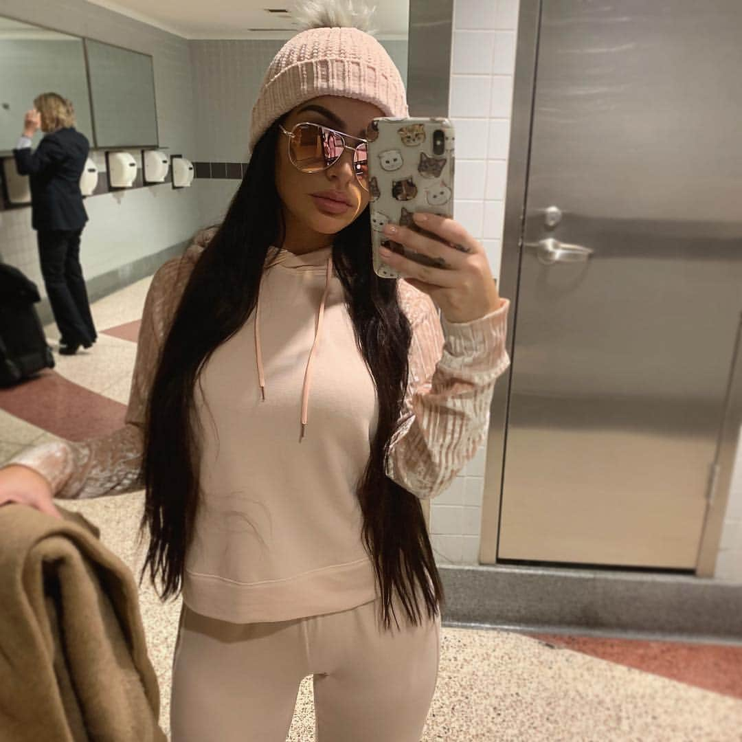 Carli Bybelのインスタグラム：「just got back from colorado last night! 🏔 can you believe it was colder in nj while i was there? crazy 🥶 ✈️airport outfit links are on my ig story🎀」