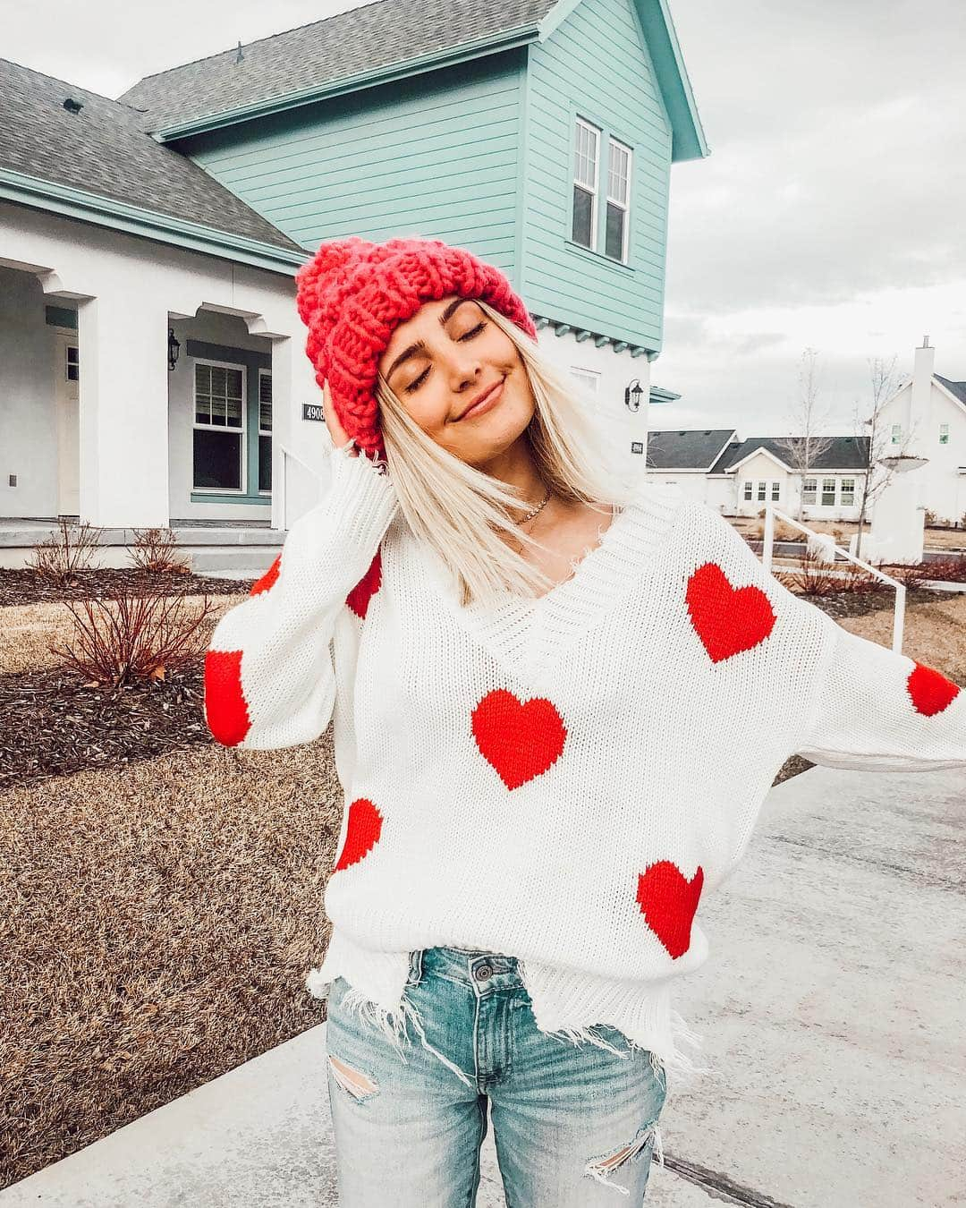 Aspyn Ovard Ferrisさんのインスタグラム写真 - (Aspyn Ovard FerrisInstagram)「The @lucaandgrae Valentines Collection launched today!! 💕❤️ Obsessed with this Heart of Mine Sweater! I’ll link it in my story!」2月3日 6時55分 - aspynovard