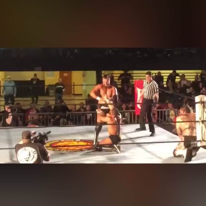 マーティ・スカルのインスタグラム：「THE finger breaker & the piledriver  #villain ☔️」