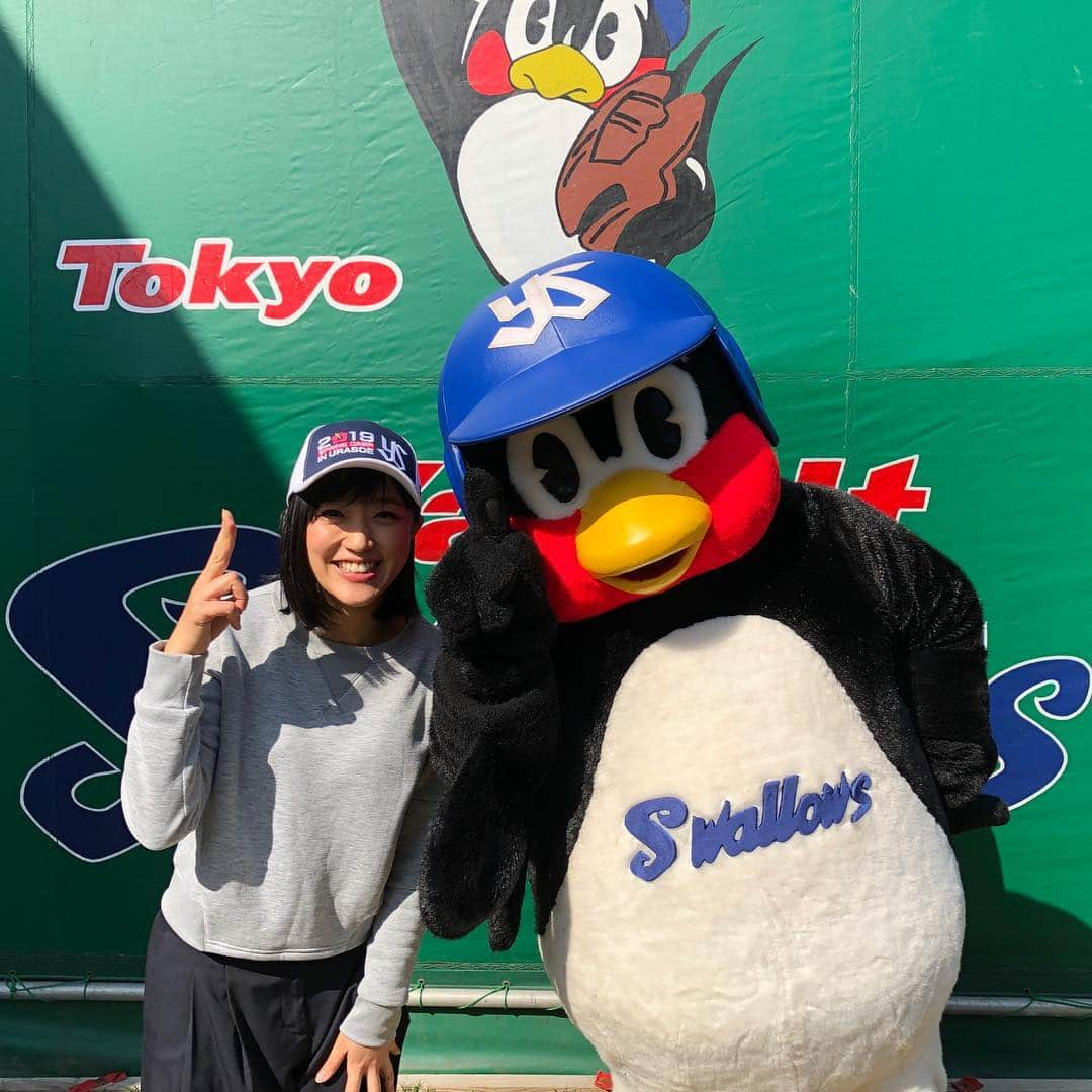 竹内由恵さんのインスタグラム写真 - (竹内由恵Instagram)「この週末は沖縄でプロ野球キャンプ取材をしています！昨日はヤクルトへ。ツバクローと2ショット、嬉しかったです😍そして丁度この日が19歳の誕生日だという村上宗隆選手にお話を伺いました。取材後、キャンプ付近にある「さんさん亭」でお店の皆さんと記念撮影もしました✨これはアグー豚のポーズだそうです笑 #プロ野球#キャンプ#ヤクルト#ツバクロー#かわいすぎ#ツボすぎ」2月3日 7時52分 - yoshie0takeuchi