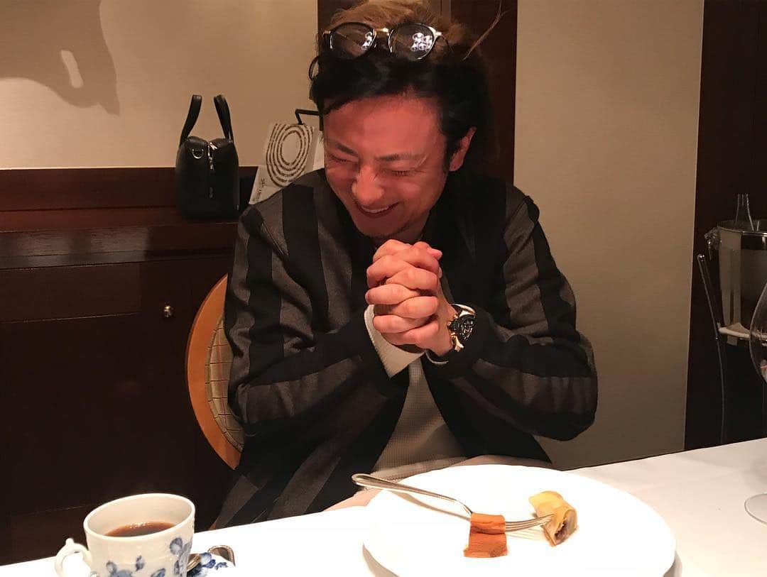 宮里藍さんのインスタグラム写真 - (宮里藍Instagram)「楽しすぎた夜会でした✨😆ひろえさん、本当にいつもありがとうございますっ！😭❤️ #最高に美味しいディナー #いや雄輔さん小指たってますけど #ひろえさんはいつも通り可愛くて  #康介さんはおちゃめなのに  #スッとプレゼントひろえさんに渡すところがずるい  #江里菜は深夜便で海外に向かいました  #2枚目はデザートを食べて  #あまりの美味しさに  #このリアクションです 😂  #じゃんけん次は勝ちます  #最高の夜  Absolutely fun night!!!! The best french dinner I’ve ever had...!!! Thank you Hiroe for the dinner and can’t wait to see these awesome people soon!!! #tokyonight #allyouneedislaugh #andgoodpeople #thankful」2月3日 9時05分 - ai_miyazato