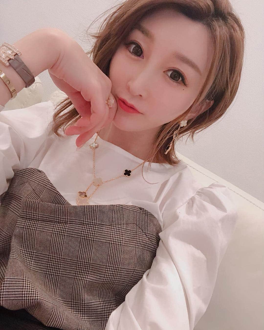 のインスタグラム：「また最近前髪あげるの好きになってきた🌟 ・ このくらいの前髪だとおろしたりあげたり自由にできるからストレスなしかも😋💕 ・ #マツエク  りえちゃんのとこで😋🌟 😍😍 @richez.beauty.eye ・ これからどんどんナチュラルメイクにしていきたいからマツエクももう少しナチュラルにしちゃおーか迷ってるとこ😋🌈 ・ あー温泉♨️🧖‍♀️に行きたい  #うざバング#しちさんわけ#センター分け」
