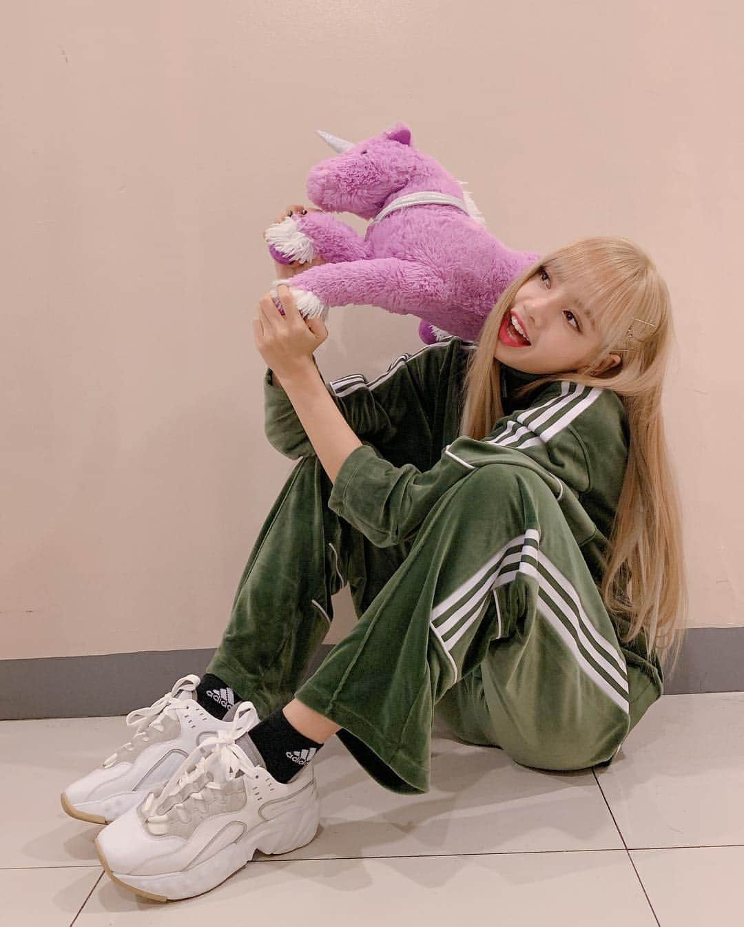 リサさんのインスタグラム写真 - (リサInstagram)「Filipino Blinks!  Kitakits tayo sa susunod!💜 #ad」2月3日 9時29分 - lalalalisa_m