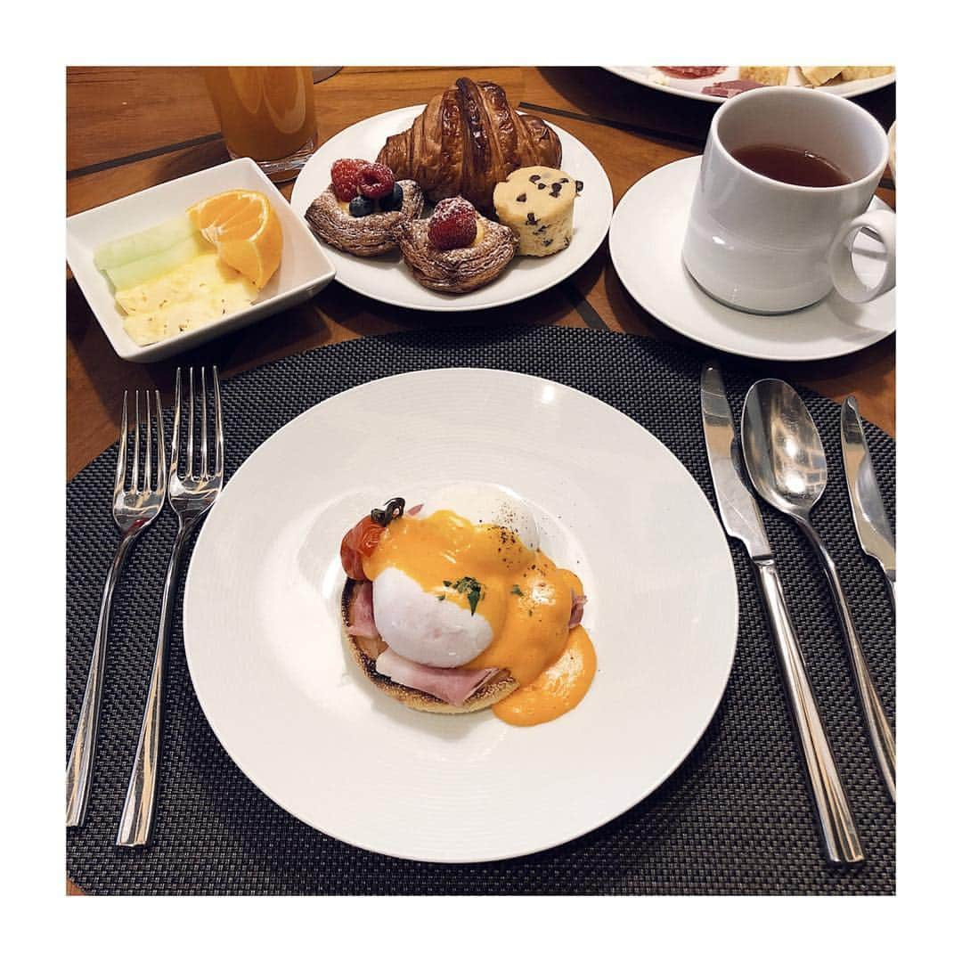 Rionaさんのインスタグラム写真 - (RionaInstagram)「. . Good Morning 🕊💛 . この日の 朝ごはん 美味しかった 🍽 エッグベネディクト 大好き。💕 . . #朝ごはん #モーニング #ビュッフェ #エッグベネディクト  #GoodMorning #Morningtime」2月3日 10時43分 - riiioona