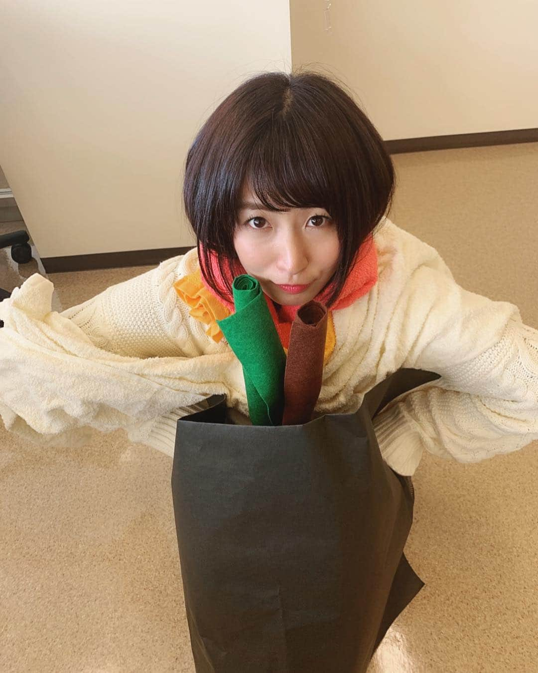 稲富菜穂さんのインスタグラム写真 - (稲富菜穂Instagram)「ちなみにさっきの恵方巻きは、 偉大なる大スポカメラマンさんによる 必殺！タオルで恵方巻き〜コラム用小道具〜. . いつもコラム用に色んな小道具を作ってくれはったり、用意してくださったりと写真に彩りを加えて下さるんです🙇‍♂️感謝🙇‍♂️. . それを崩して← 白いニット着てたから自分に巻きつけて、恵方巻きっ！. . ってやってみたらドンズベリました⛄️. 写真を載せて浄化させます...🙏✨. . #節分 #恵方巻き #手作り #タオル恵方巻き #大スポ #カメラ #カメラマン  #ボス と #工場長 がいるよ #感謝 #ムーチョコラム #宜しくどうぞ #🙇‍♂️」2月3日 11時31分 - inatomi74