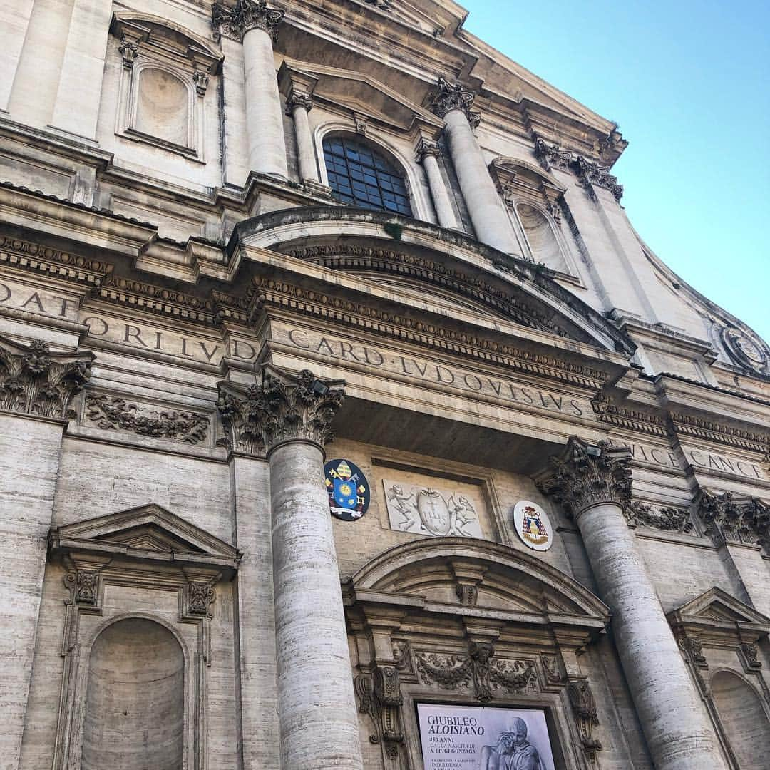 平田亮介のインスタグラム：「今日はOFFだったのでローマ観光しました🇮🇹🇮🇹 仲良くなったアングイッラーラの女子チームの2人が1日をコーディネートしてくれて行きたかったほぼ全てのスポットに行くことができました😆😆 日本とは異なる作り、規模の建造物に圧倒されたり、普段触れることのない宗教やその歴史を肌で感じとても貴重な体験になりました。 海外にいるとバレーボールだけではなくこのような面でも色々なことを学ぶことができるのは素晴らしいことだと思いました。 今回合計13kmの移動距離を#PinnAR とともに観光しました。 #Italy #anguillara #中央大学バレーボール部 #中央大学バレーボール部後援会 #WiHo #PinnAR」