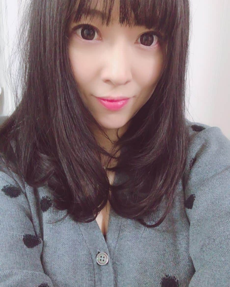 鈴華ゆう子のインスタグラム：「ヘアメイクできるギリまで髪を切り、スッキリ気分。私は伸びるのが早いのでまぁ夏には元どおりかな。毛先はコテで巻いてます。 #バッサリ #春ヘアー」