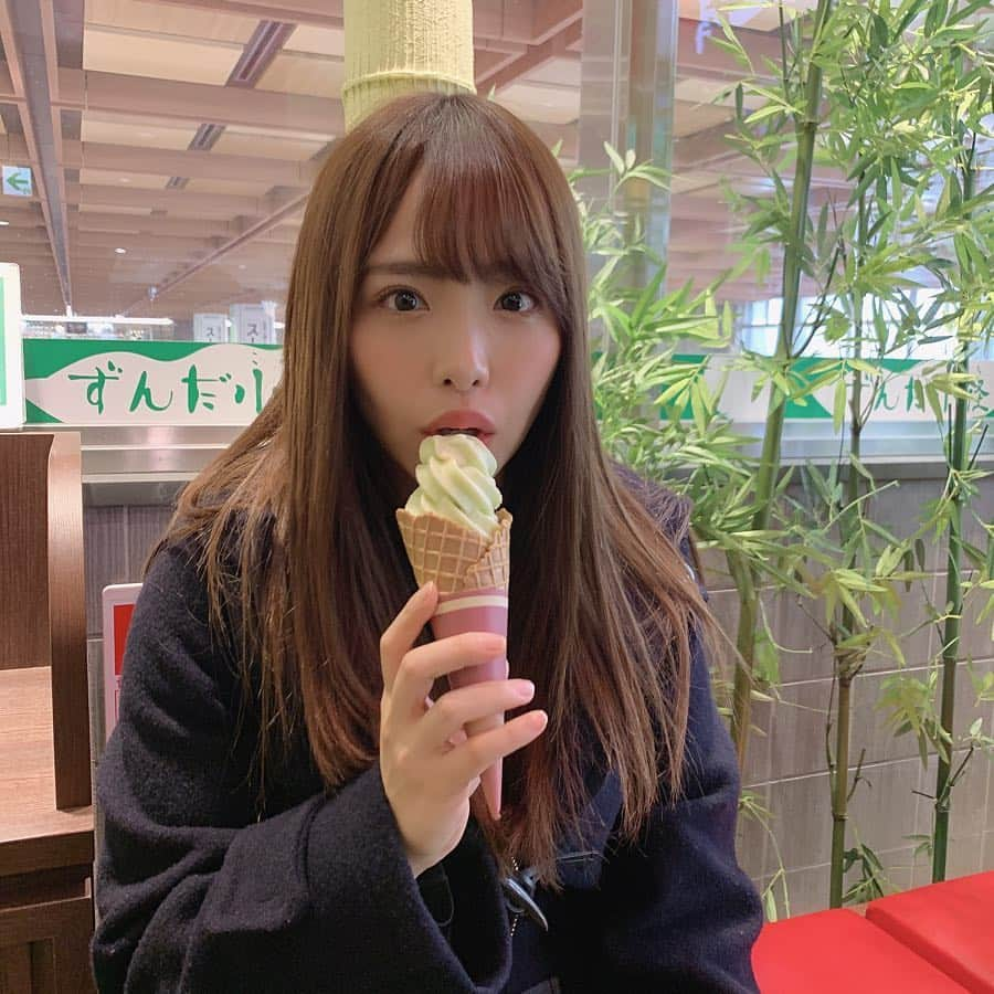 松村香織さんのインスタグラム写真 - (松村香織Instagram)「仙台駅で ずんだソフト食べたよん🍦  photo.by @saitomakiko628」2月17日 23時32分 - kaotan_0117