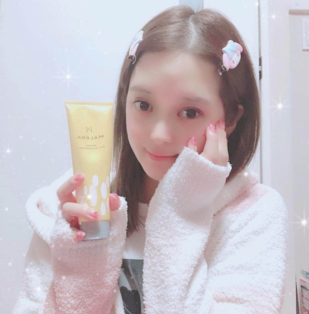 渡辺茉莉絵のインスタグラム：「少し前に上げた投稿間違えて消しちゃったから再投稿です😢😢ごめんなさい。。😭💕 * ここ数日とっても疲れてたから今日はゆっくり#バスタイム をしてまちた🛁💕 ということで最近使っている#オーガニックコスメ の紹介💜🎀それがこの#ハレナ #ホットクレンジングジェル だよ🌹 スワイプの3枚目の動画を見てもらったらわかると思うんだけど、ジェルってもっとテクスチャー硬めなのかなーって思ってたらサラサラしてて付けてる感が本当に少ないの！！#敏感肌 や#マツエク でも使えるからオススメ🐈💓 #ホットクレンジング とかってマッサージしながら使えるし大好きだな〜♪ #PR #halena #organic #organiccosmetics #hotcleansing #hotcleansinggel #bathroom #bathtime #japanesegirl #クレンジング #クレンジングジェル #メイク落とし #メイク落としジェル #ガチすっぴん #アプリの凄さ @halena_official」