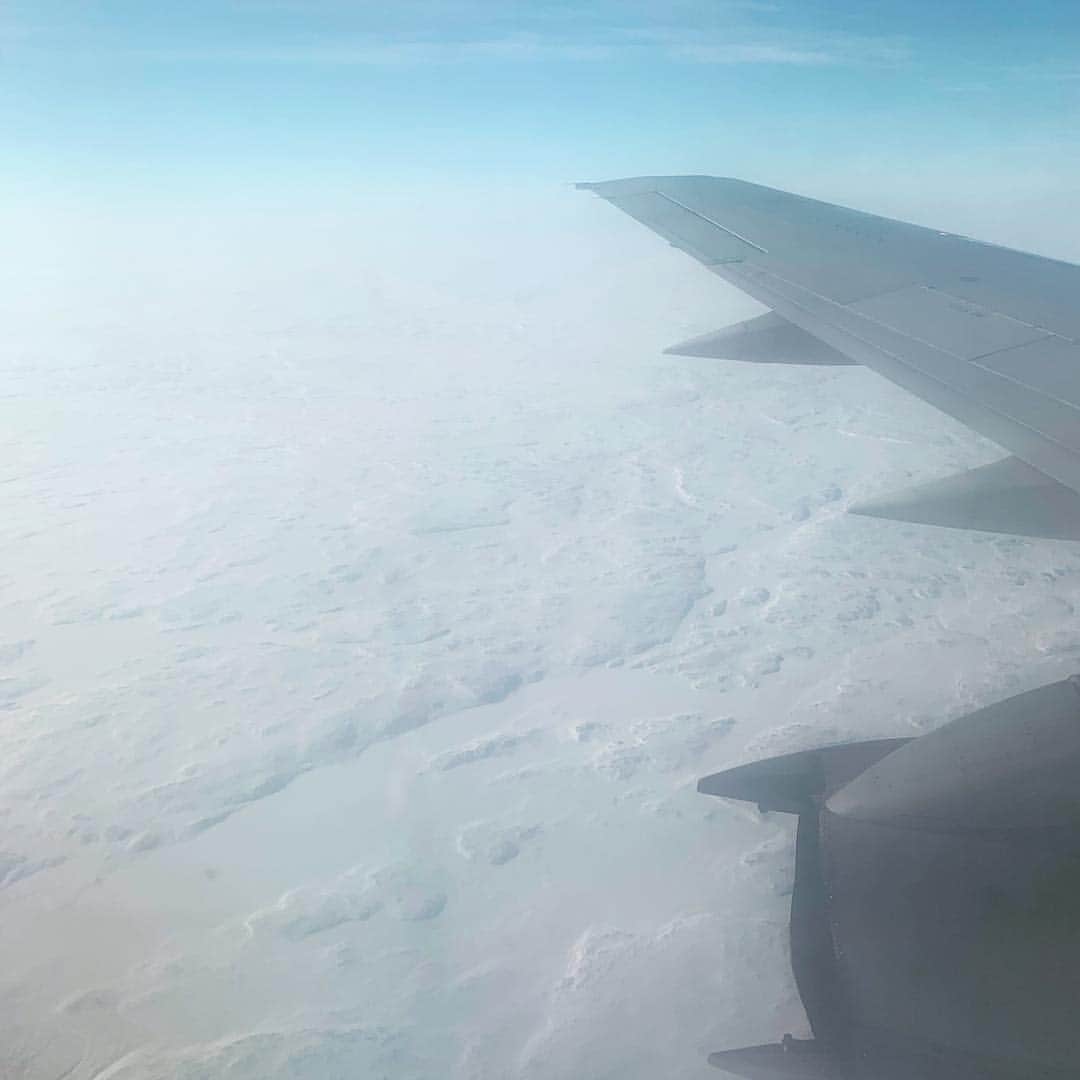 ジョアニー・ロシェットのインスタグラム：「Nouvelle aventure qui débute à Puvirnituq!  #truenorthstrongandfree #airinuit #puvirnituq #nunavik」