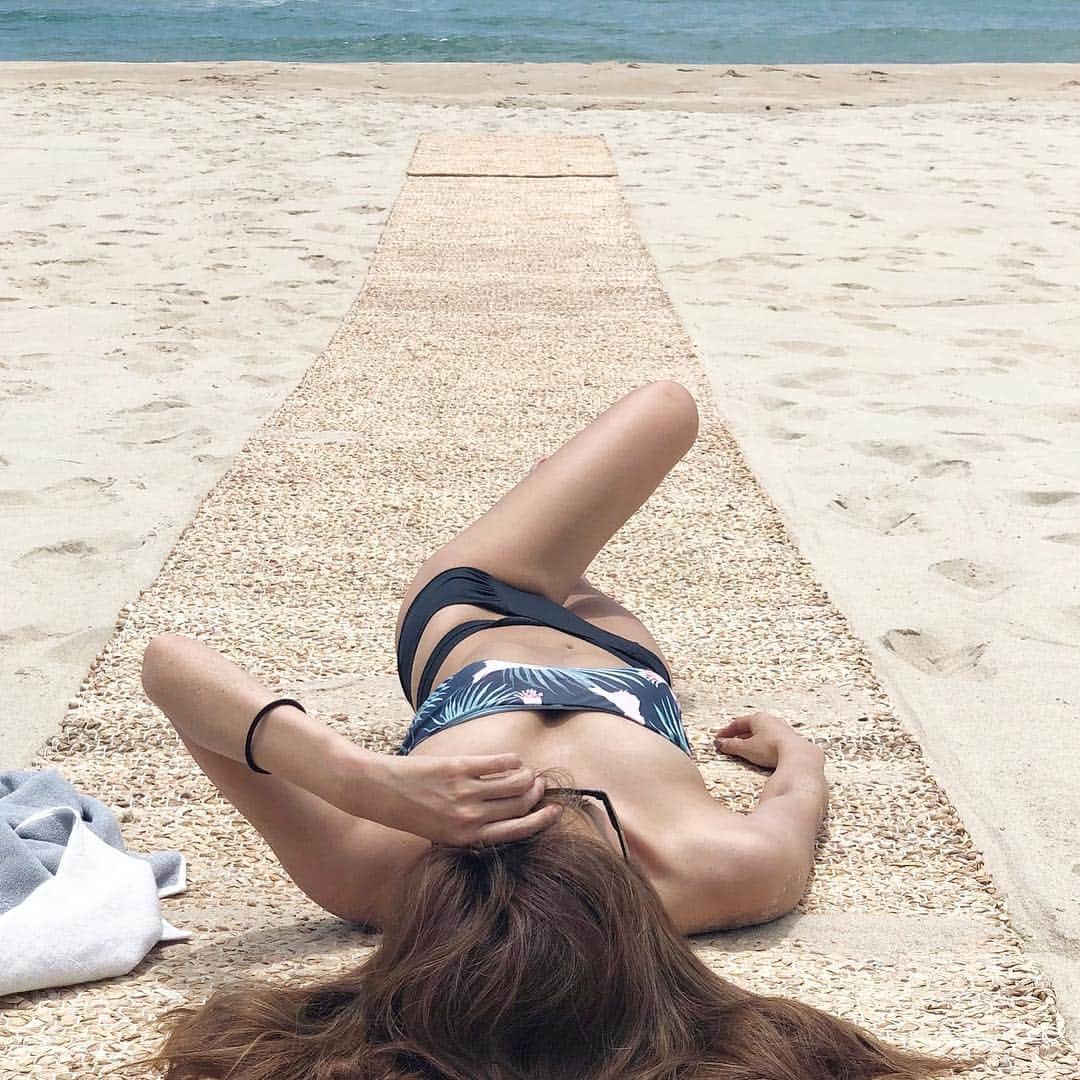 長谷川唯のインスタグラム：「・ ・ 浜辺でのんびり🏖これこそchillだよね💙💙 ・ ・ #chillout #chill #me #beach #beachwear #love #instagood」
