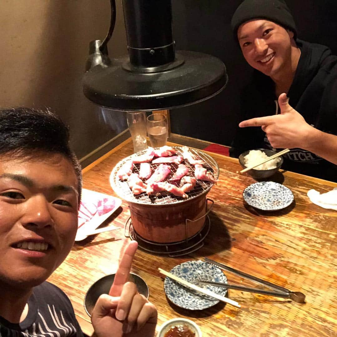 古澤勝吾のインスタグラム：「第1クール終了😭 とりあえずお疲れを癒す焼肉で体をリセット！  #春季キャンプ #疲れ癒す焼肉 #大本将吾 #W SHOGO」