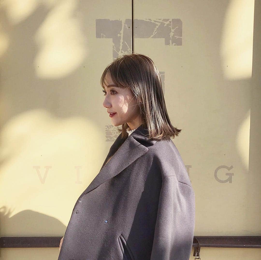 のインスタグラム：「いつもいい色～♡ ㅤ 明るすぎず暗すぎず、安定のベージュです💆🏼‍♀️ 1週間後のちょっと落ちてきたくらいが特に好き🥰 ㅤ ㅤ ストーリーズでやったアンケート、高知の方も四国の方も思ってたより沢山いて嬉しいー🥺自然いっぱいでいいとこだから旅行で行ってほしい💕おしゃれなカフェも増えてるし夏に帰るのたのしみ♡  ㅤ ㅤ #hair #haircolor #hairstyle #ヘア #ヘアカラー」