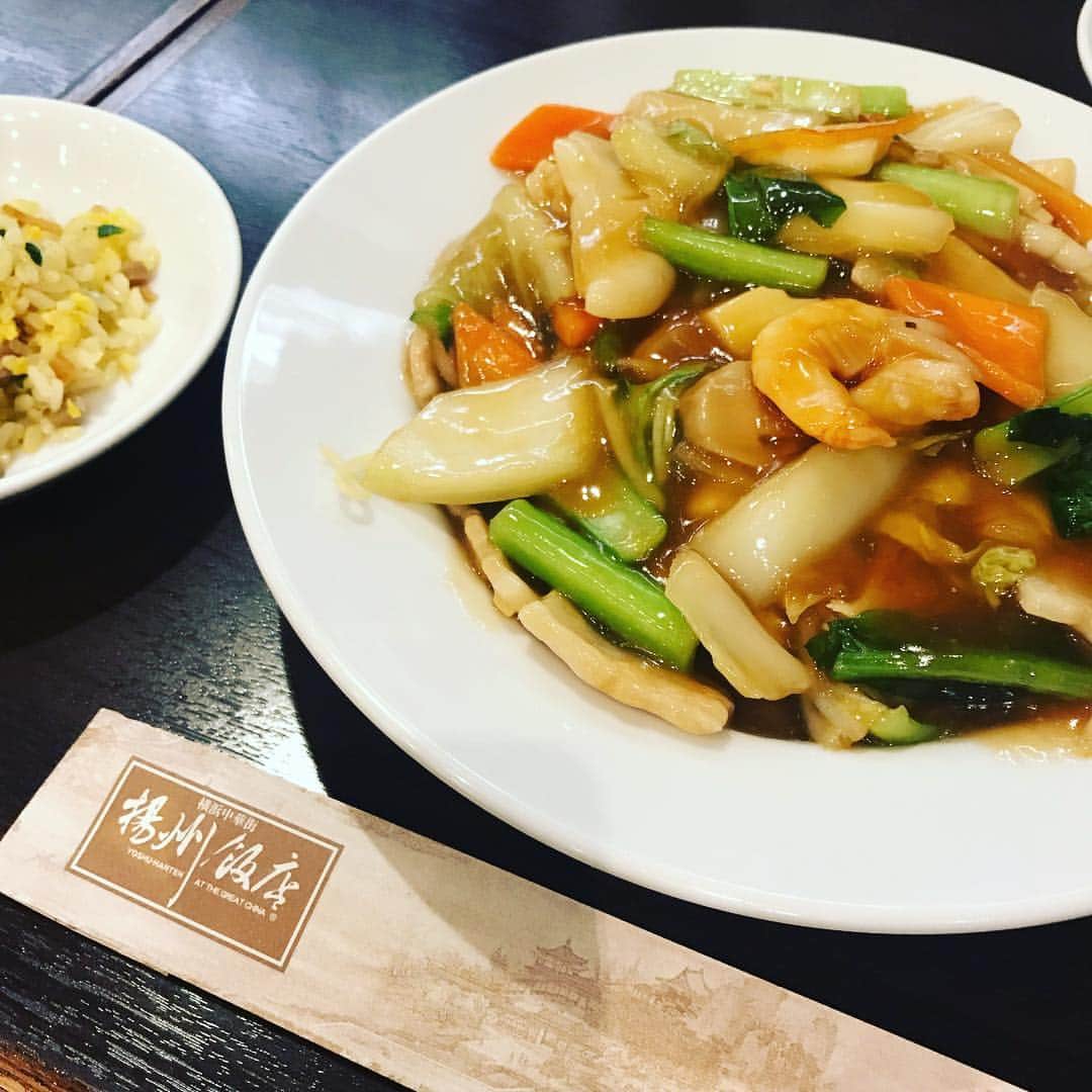 坂田麻衣のインスタグラム：「父とご飯へ東急本店の揚州飯店へ 幼い頃、家族で来ては鶏そばを頼んだ事を思い出した。 #ごはん」