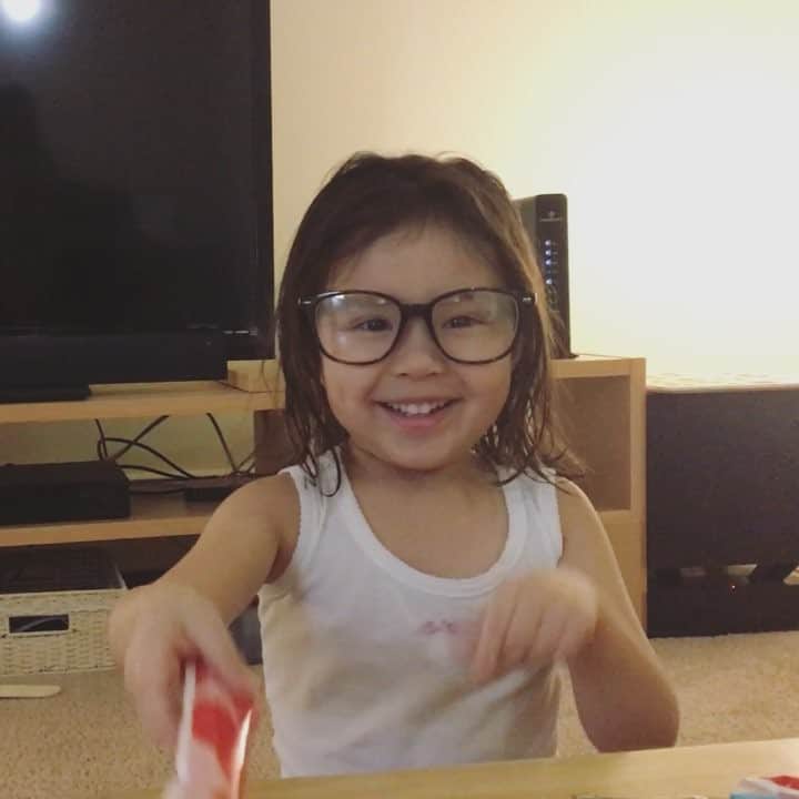 バイリンガル3兄妹のインスタグラム：「Water melon (すいか)が言えない。 ・ ・ メロメロン♡ ・ ・ #4歳 #はなち #伊達眼鏡は私の #バイリンガル3兄妹」
