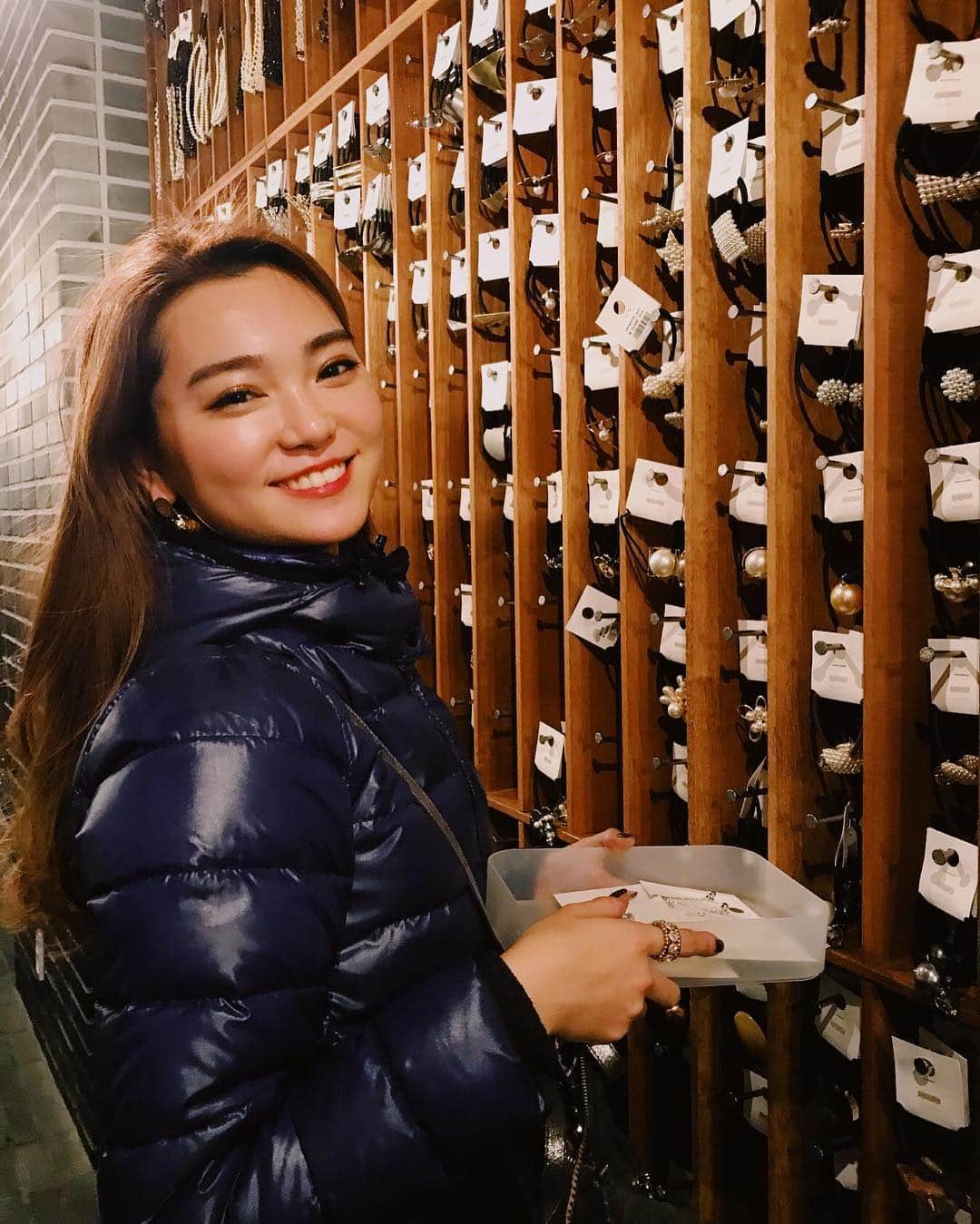 嶋優花のインスタグラム：「壁一面にアクセサリーーーーー！ . . 安いのは6000ウォンとか、、 . 発狂するよ、ここ🤯❤ . #時空間 #시공간 #弘大 #ホンデ #홍대」