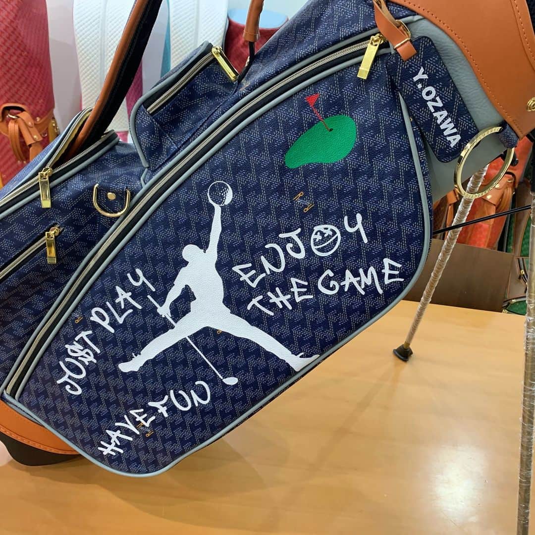 のインスタグラム：「ついに完成！！ オリジナルペイントしていただきました✨ 世界で一個だけのバック✨ 使うのが楽しみです✨  #ゴルフバック #キャディバック #golf #golfbag #レザレクション #resurrection #yuta_ozawa #ozatts #おざっつ」