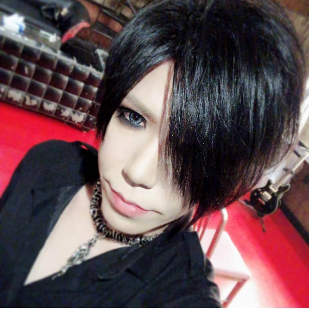 the GazettEのインスタグラム：「Yuu ~ Aoi ✌🍃 #yuu #shiro #jrock #ninth #new #aoi #band #ruki #reita #kai #uruha #follow #handsome #japan #tokyo #2019 #newpic #jmusic」