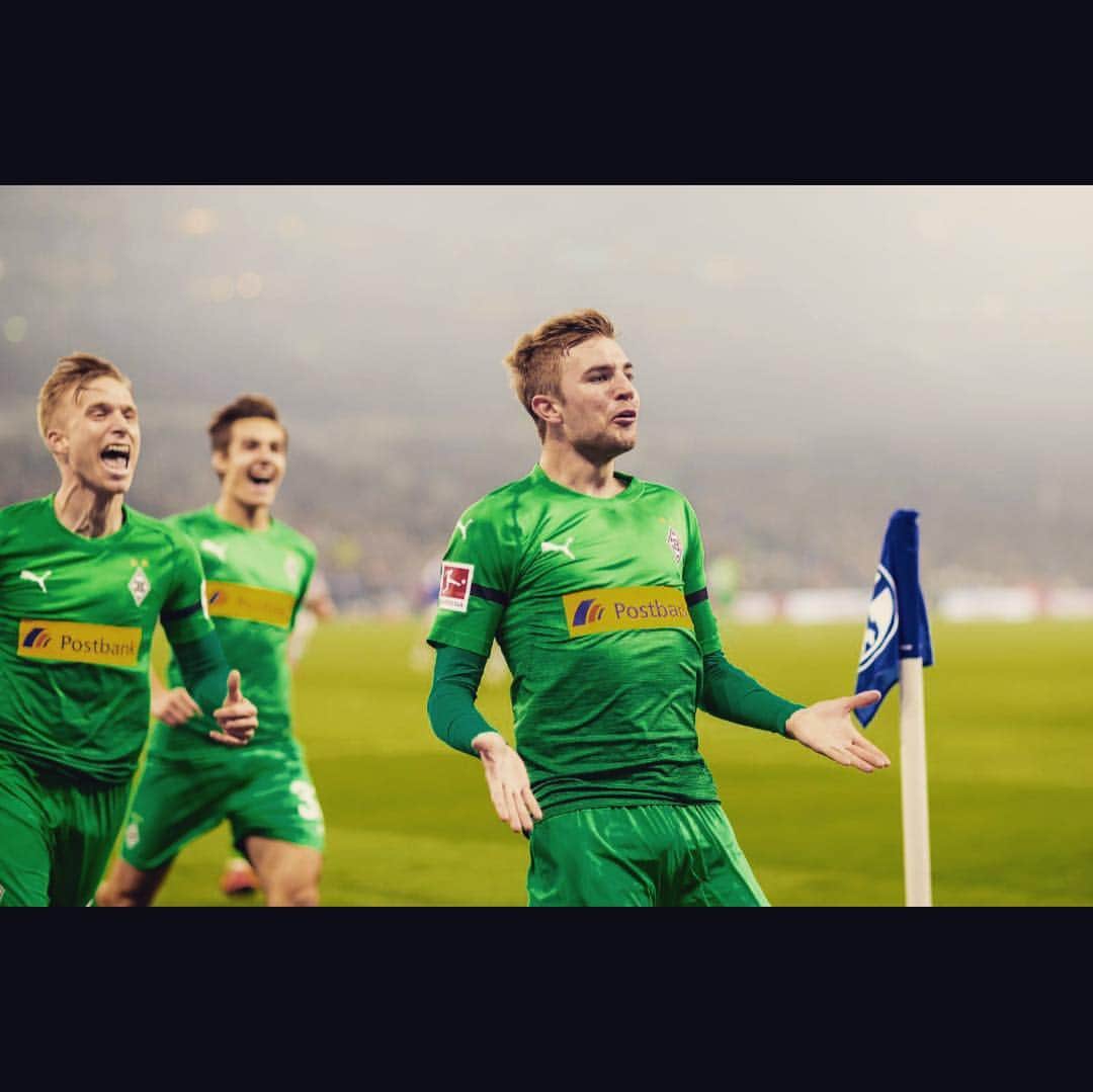 クリストフ・クラマーのインスタグラム：「Lieber ⚽️ auch wenn du mir manchmal den letzten Nerv raubst... 😜 HDGDL 💚🙏🏼. 📸@hi_iam_chris」