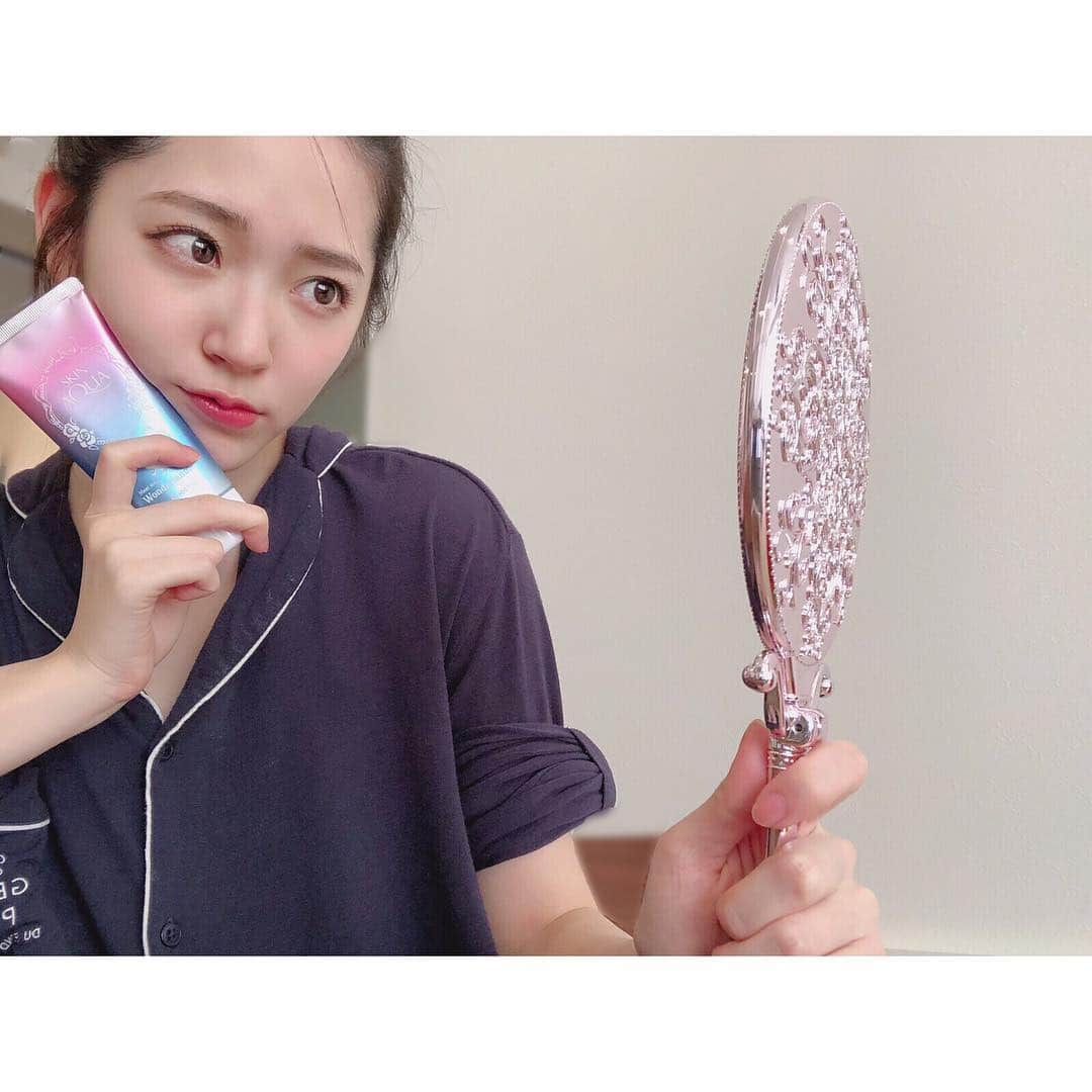 鈴木愛理さんのインスタグラム写真 - (鈴木愛理Instagram)「✴︎ まだまだ早いけど、24歳シミも気になるお年頃なので笑 ひと足お先に、頂いた日焼け止めをお出かけ前に試してみました☺️ . ロート製薬の「スキンアクアトーンアップUV」は、「ブルー」と「ピンク」のラベンダーカラーで顔だけじゃなく、全⾝トーンアップできます💗 . 透明感が出るから化粧下地としてもおすすめだーよー！！！プライベートはノーファンデな私にもぴったりでした🥰 . . #アリスの限定コラボパッケージには仕掛けがあるよ！ #鏡に写すと、、、💓 #探してみてね🥰 #あ #ちなみに #お出かけ前だから部屋着😎笑 #スキンアクア  #スキンアクアトーンアップUVエッセンス  #ひみつひみつひみつのUV  #ロート製薬_PR  #透明感  #日焼け止め  #トーンアップUV  #UVケア  #アリス . . #画像添付１つできてなくて #あげ直しごめんなさい🙇‍♀️」2月3日 16時22分 - airisuzuki_official_uf