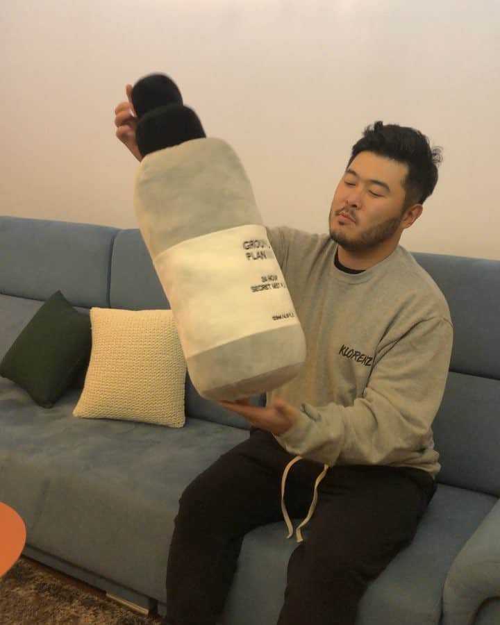 キム・ギバンのインスタグラム：「. 대형미스트?? 안고자는 미스트?? 베고자는 미스트?? 끼고자는 미스트?? 인생미스트!! . #미스트필로우  #췩췩_저건입에서나는소리맞음 #푸근한설명절되세요 @ground_plan」