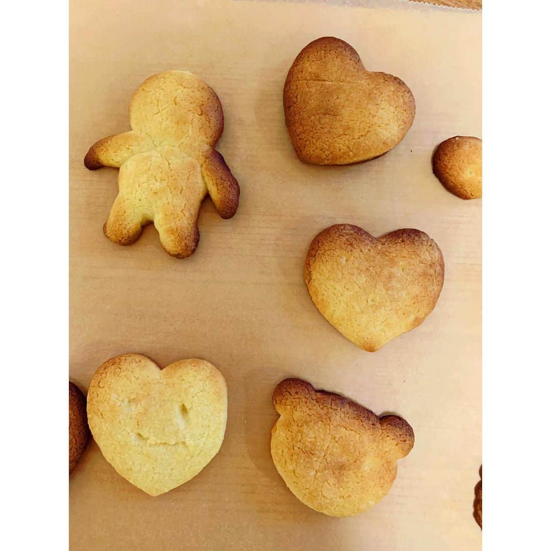 熊木杏里のインスタグラム：「息子とクッキー🍪を作りました。  木魚くんのつもりが なんだっけ、、 こんなキャラクターいましたよね。 笑  手が焦げました。ごめんね」