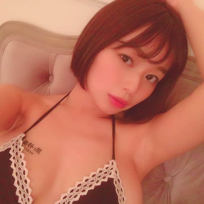 のインスタグラム：「今日はオンラインゲーム「 #黒い砂漠」モバイルアプリリリースイベントに出演させていただきました❣️ MCは安田大サーカスのクロちゃんさんとヒロさんでした♪ クロちゃんさんそっくりのアバターを作ったり😊⭐️ PC版はわたしのPCスペック低くてプレイできなかったからモバイル版やるのたのしみだ〜💕 #イベント #安田大サーカス #クロちゃん #ヒロ さん #オンラインゲーム #リリースイベント #水着 #クロちゃんの黒い話がすごかった #ネットニュースたのしみ」