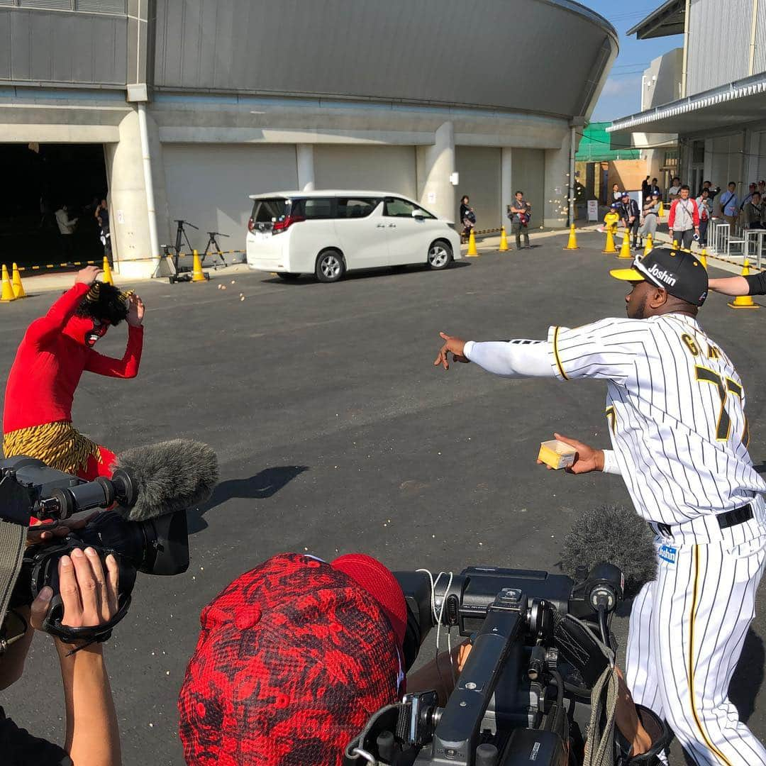 本野大輔さんのインスタグラム写真 - (本野大輔Instagram)「今日は節分！ 阪神沖縄キャンプ地、宜野座は鬼が現れました👹  鬼に扮したのは読売テレビ林ディレクター。 平松アナ、諸國アナの同期です！ 完成度の高い赤鬼に変身。  新外国人のガルシアとジョンソンを待ち受けます。  ガルシアはノリノリで豆まきを楽しみ、赤鬼はすぐにやられました。  終わった後に、なぜかサインを求められる赤鬼。その時、私達は豆まきで使った豆を拾って掃除していました。  沖縄キャンプ、節分の一幕でした。  #阪神タイガース #阪神 #タイガース #豆まき #鬼 #赤鬼 #節分 #ガルシア #ジョンソン  #本野大輔」2月3日 17時23分 - daisuke.motono_ytv