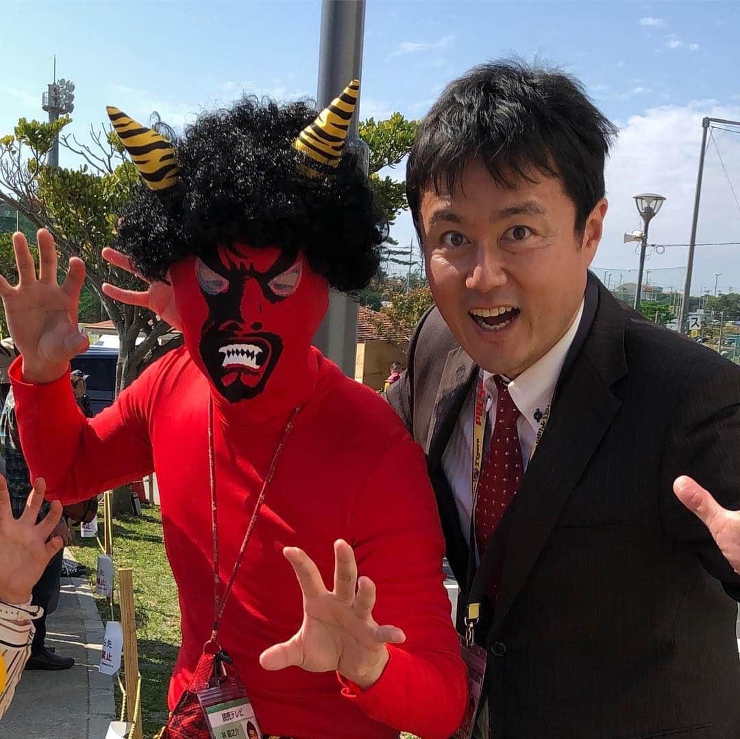 本野大輔のインスタグラム：「今日は節分！ 阪神沖縄キャンプ地、宜野座は鬼が現れました👹  鬼に扮したのは読売テレビ林ディレクター。 平松アナ、諸國アナの同期です！ 完成度の高い赤鬼に変身。  新外国人のガルシアとジョンソンを待ち受けます。  ガルシアはノリノリで豆まきを楽しみ、赤鬼はすぐにやられました。  終わった後に、なぜかサインを求められる赤鬼。その時、私達は豆まきで使った豆を拾って掃除していました。  沖縄キャンプ、節分の一幕でした。  #阪神タイガース #阪神 #タイガース #豆まき #鬼 #赤鬼 #節分 #ガルシア #ジョンソン  #本野大輔」