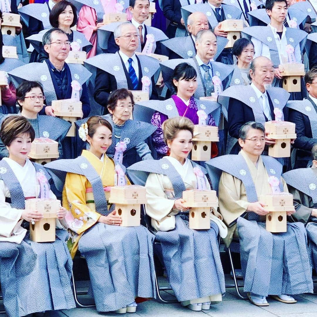 神田うのさんのインスタグラム写真 - (神田うのInstagram)「デヴィ夫人💕と豆まきして参りました。 家内安全と無病息災が1番大事な事☺️ そして福は内❤️ 皆様に沢山の福が舞い込んできますように❤️ #節分#2月3日#豆まき#川崎大師#デヴィ夫人#デヴィスカルノ#神田うの#unokanda#着物#和装#訪問着#kimono」2月3日 17時34分 - unokandaofficial