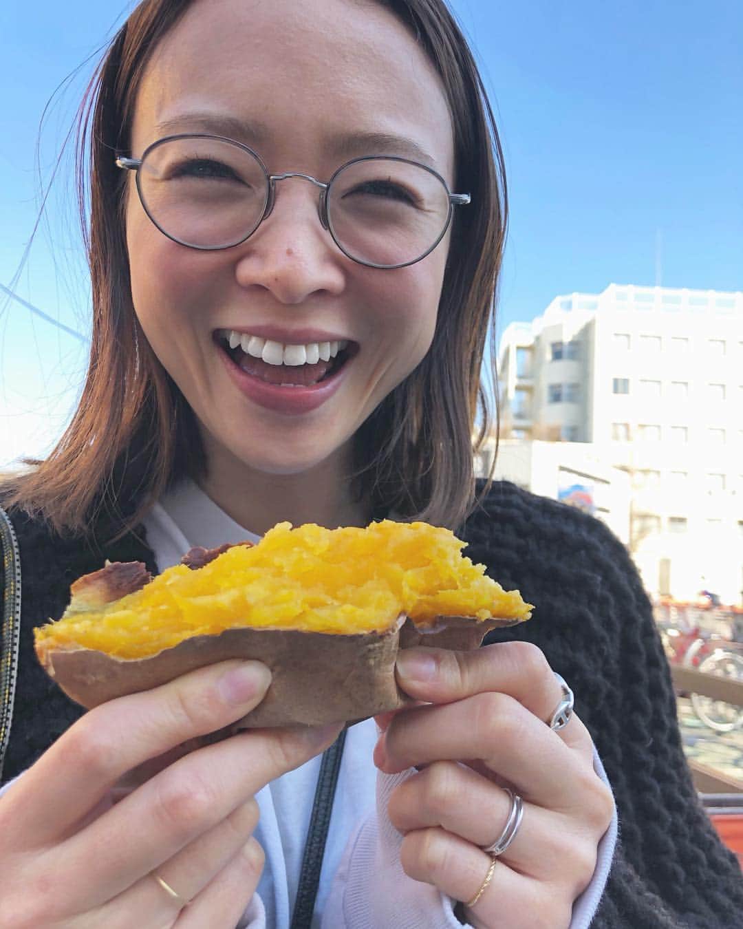 野尻美穂のインスタグラム：「🍠🍠🍠 なんて美味しいの〜😭💕 体調を崩していたのですがもう元気です！ 心配してくださった方本当にありがとうございます😭 #病み上がりの寝癖と顔すみません #焼き芋すき #これは安納芋🍠」