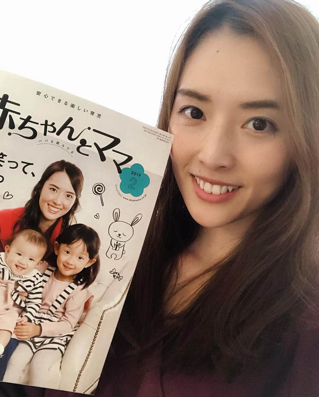 宇佐美蘭さんのインスタグラム写真 - (宇佐美蘭Instagram)「「赤ちゃんとママ」の最新号の表紙をまたさせて頂きました👏☺️﻿ 前回は長女と、今回は次女も三人で😍﻿ こんなステキな機会を頂けて感謝です💓﻿ 娘たちが大きくなったら一緒に見るんだ〜😊﻿ 宝物が増えた😸﻿ .﻿ 赤ちゃんの健康や、遊び、離乳食やアレルギについてなど…子育てについて勉強になることがたくさん載っています😍最後のページに私のインタビューもあるので、ぜひご覧ください🐶🌹﻿ #赤ちゃんとママ#安心できる楽しい育児#子育て#宇佐美蘭#赤ちゃんとママ社」2月3日 17時52分 - usamiran_official