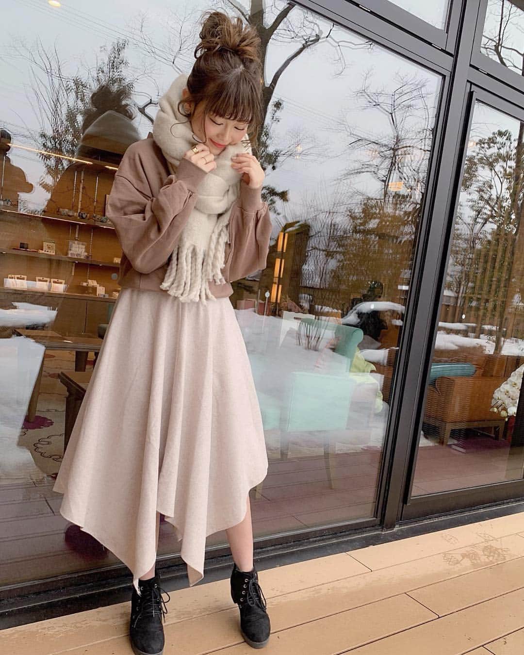 のインスタグラム：「#りなてぃーコーデ 👗❤︎﻿ ﻿ tops〻﻿ @kastane_  skirt〻﻿ @cherishme_official  マフラーは寒すぎて急遽﻿ 金沢で買ったものでブランドわかんないです😭﻿ ﻿ スカートは cherish meから 22日18:00〜ECサイトで販売開始の新作❤︎❤︎﻿ すごい綺麗な形で、左右アシメになってて﻿ めちゃくちゃ足が綺麗に見えるの！﻿ ﻿ わたしは春、ベージュとかブラウン、﻿ オフホワイトとかにすごいハマりそうなので﻿ もっとたくさん欲しいなぁ〜﻿ あと春っぽい、ピンク、パープル﻿ レース、フリルがついてるブラウスとかも欲しい！﻿ ﻿ ﻿ #ootd#outfit#code#coordinate ﻿﻿ #style #code #fashion  #hair #hairstyle #haircolor #hairarrange #hairmake #make #makeup ﻿﻿ #ヘアアレンジ  #ヘアスタイル #ヘアメイク #メイク ﻿﻿ #りなてぃーコーデ #chico #cherishme﻿ #チェリッシュミー #マフラー #冬服 #春服」