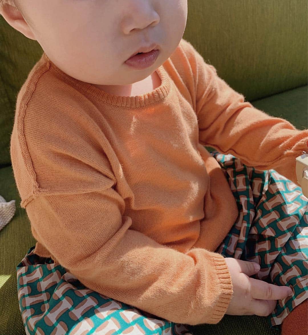 のインスタグラム：「ㅤㅤㅤㅤㅤㅤㅤㅤㅤㅤㅤㅤㅤ orange🍊🍊🍊 ㅤㅤㅤㅤㅤㅤㅤㅤㅤㅤㅤㅤㅤ 最近、床や壁におもちゃの車を ブーンと走らせて遊んでいます。 いつのまにかできることが たくさん増えていく1歳児🥰 ㅤㅤㅤㅤㅤㅤㅤㅤㅤㅤㅤㅤㅤ #babyboy#1y1m#1歳1ヶ月 #男の子べビー」
