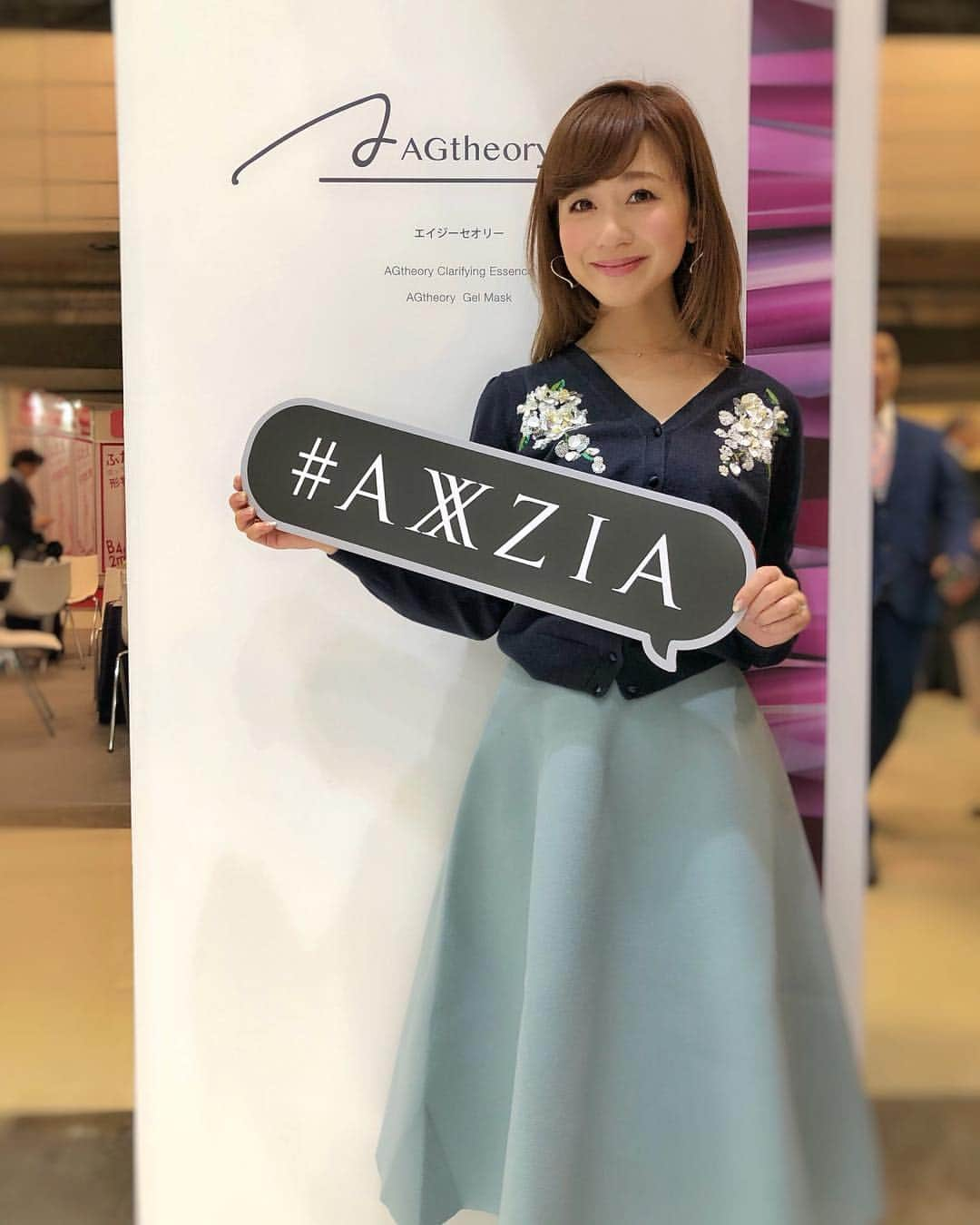 水野佐彩さんのインスタグラム写真 - (水野佐彩Instagram)「・ アンバサダーに就任した AXXZIA @axxzia の展示会へ✨✨ ビューティアイズシリーズが 本当に本当にすごいんです。 塗るボトックスって言われていて いろんな雑誌でも紹介されているのだけど 目もと用シートの上から メイトフォーアイズっていう目もとケア美顔器を使うと 目の下のくぼみやシワが嘘みたいに平らになります👀 この目もとのケアは今の私の悩みを確実に軽減してくれたアイテムなので ぜひライブで紹介したいなー。 あとね❤️ 老化の元凶とも言われる肌の糖化ケアができる エイジーセオリークラリファイングエッセンスと エイジーセオリージェルマスクも 紹介していただきました✨✨ このマスクがすごいのよ。 ストーリーにもアップしましたが 手の甲で試したのだけど ハリが出てつるんとするのに加えて 美白効果肌もあるので ぐんとはだが綺麗に見える😳❤️ ビックリして口ポカンだったわ😂❤️ 週2回くらいのスペシャルケアで このエッセンスとジェルマスクも使いたいと思います💕💕 あー。本当に美容って楽しいなあ☺️✨ 去年は肌トラブルに悩んだ1年だったので 今年は肌をもっと綺麗にしたいなあ💕💕 #AXXZIA #アクシージア #スキンケア #糖化 #PR #エイジーセオリー #メイトフォーアイズ #ビューティーアイズシリーズ @axxzia」2月3日 18時37分 - saaya_mizuno