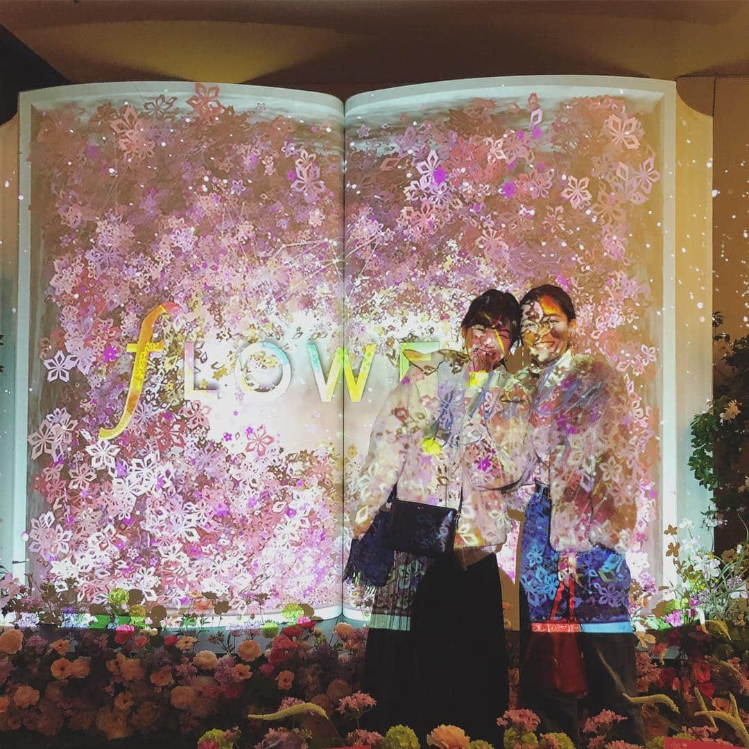 のインスタグラム：「相棒めいちゃんとお花見に行ってきたよ🌸 香りにとっても癒された〜♡ その時その場にいたみんなの心臓の音や脈を空間にしていたのもふしぎ🎋 ひたすら笑ってて、時間があっっと言う間に過ぎちゃってた日🙈 #flowersbynaked  #naoodekake」