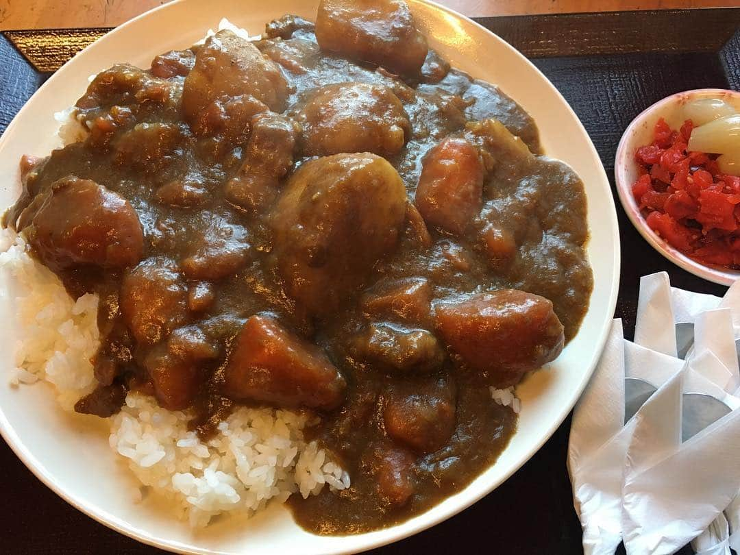 北原里英さんのインスタグラム写真 - (北原里英Instagram)「カレー3連発🍛✨ 昨日の📺車あるんですけど…？📺 で行かせていただいたカレー屋さん🍴 映えなチーズがたっぷりのキーマカレーと これぞ家庭の味！ほっこり！なカレーライス。 そして3枚目は わたしが昨日作ったカレー。笑笑😂 昨日無性にカレー作りたくなって！ なすとエリンギのカレー作りましたん。 初めて無水カレーに挑戦したのだけどちょっと味が濃い目だったので結局水を足すと言う…😂😂 でもカレー作るのって本当に楽しいね🍛🍴✨ そしてすごい量できるから毎食毎食カレーだよ。 でも飽きずに食べてます。 早くカレー部活動しなきゃ😂 . . #カレー部 #🍛 #吉祥寺 #井の頭公園 #北原家  #😂」2月3日 19時43分 - rie_kitahara_3