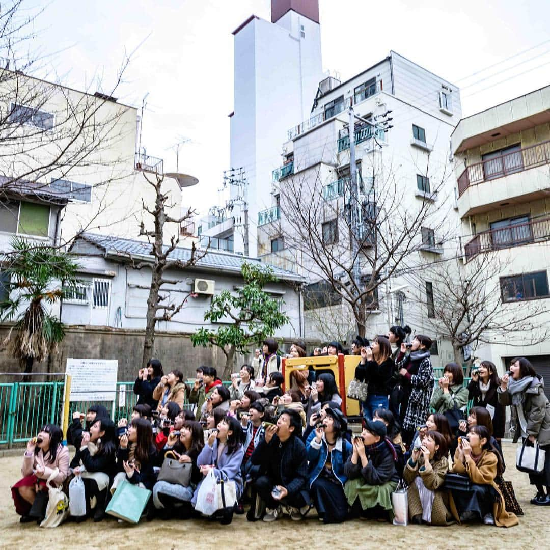 藤原時さんのインスタグラム写真 - (藤原時Instagram)「方角を細かく決め、願いを込めて無言で寿司をかぶりつく。 「節分」がいかに妙々たるイベントか。  日本独自のシビれるこの文化。 もっともっと若い人たちに根付いてほしい。  素晴らしきこの文化に願いを込めて、恵方巻きをかぶりつく私であります。  そして何より来ていただいた節分ベイビーの皆様、心よりお礼申し上げます。感謝。  #節分 #恵方巻き #2月3日 #節分ベイビー #感謝 #巻き寿司友達 #巻き友 #トット多田 #ヒガシ逢ウサカ高見 #Japaneseculture #setubun #fujisakitoki」2月3日 19時28分 - fujisakitoki