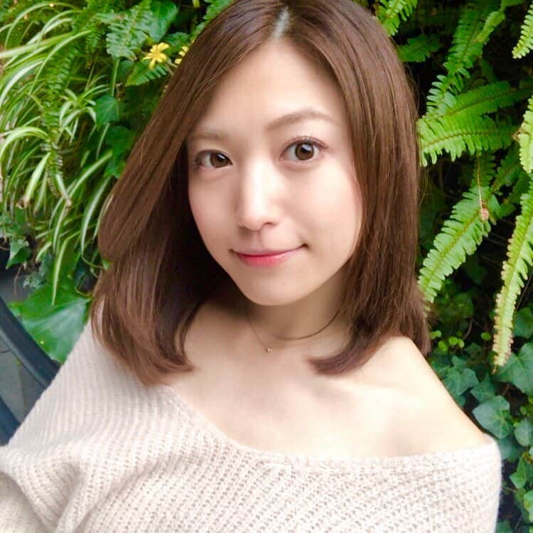 市原彩花さんのインスタグラム写真 - (市原彩花Instagram)「肩こりが昔からヒドイので#湘南美容外科川崎院 さんで#肩こりボトックス をしてもらったよー✨ ほぼ毎日ストレッチや毎週マッサージ通ってもすぐ首の付根がバキバキになってたのに、数週間前の施術日から肩の張りが気にならなくなった！😳 触っても柔らかいし、マッサージ行きたいなぁとも思わなくなったから、体がラクだし時間もお金もかけなくて済むから本当に嬉しい😭 もっと前から知りたかったコレ…😭 凝って首の付根が張るとゴツく見えるからいつも髪で隠してたけど、それも徐々に張らなくなってくみたい🥺 あまりにも私の筋肉が固くて普通の倍量打って頂いたよ😂 打ったら肩が上がらなくなるんじゃ…とかちょっと不安だったけど、全く問題ないって😂 他にも美肌とかいろんな施術があるよ✨ @sbc_yuta  @sbckawasaki  #湘南美容外科#美容外科#肩コリボトックス#肩こり解消」2月3日 19時28分 - ayaka_ichihara