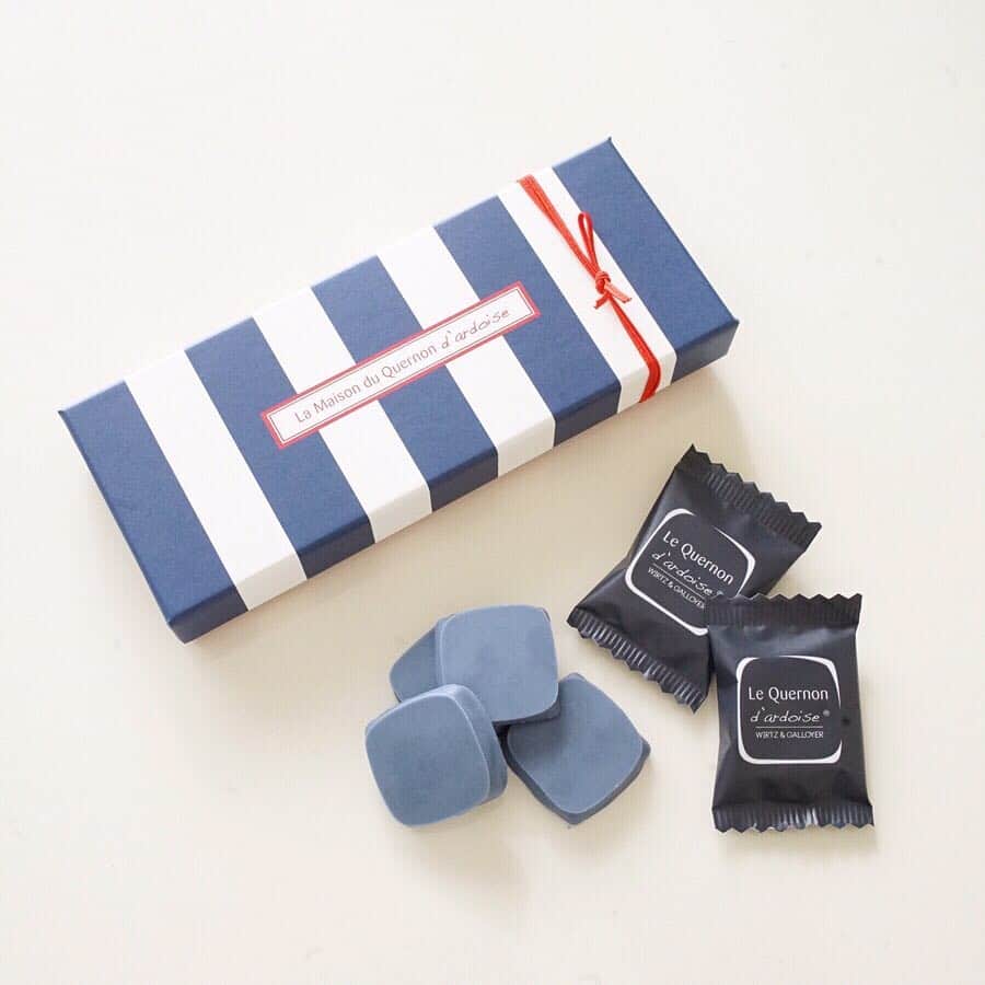 喜田彩子さんのインスタグラム写真 - (喜田彩子Instagram)「﻿ ﻿ ﻿ ﻿ Quernons d’Ardoise (ケルノン・ダルドワーズ) 幸せの青いチョコレート💙💙﻿ ﻿ 青いチョコの正体は “ホワイトチョコ” です。﻿ チョコレートの中身はサクサク食感のヘーゼルナッツとアーモンドのヌガティン！♩﻿ ﻿ 国際菓子展でブルーリボン賞を獲得したお墨付き🏅﻿ ﻿ 食べたら幸せになれるとか☺️💘﻿ ﻿ ﻿ ﻿ #アムールデュショコラ#新宿高島屋#高島屋#新宿タカシマヤ#東京#tokyo#도쿄#新宿#チョコ#🍫﻿ #バレンタイン#Valentine#2月14日 #ゲルノンダルドワーズ #quernonsdardoise﻿ #幸せの青いチョコレート ﻿ #フランス#france#ロアール地方#🇫🇷#幸せの青いチョコ#青いチョコ#chocolate#ショコラ#ホワイトチョコ#ホワイトチョコレート﻿ #whitechocolate﻿ #sony#sonya7Ⅱ#ソニー﻿」2月3日 19時42分 - ayacokida